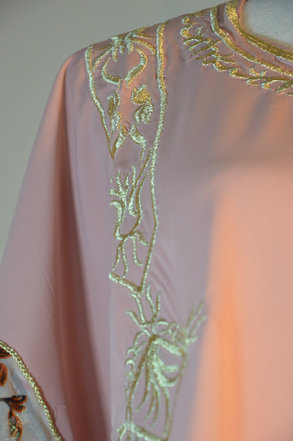 Gandoura rose poudré brodée – Manches florales métalliques