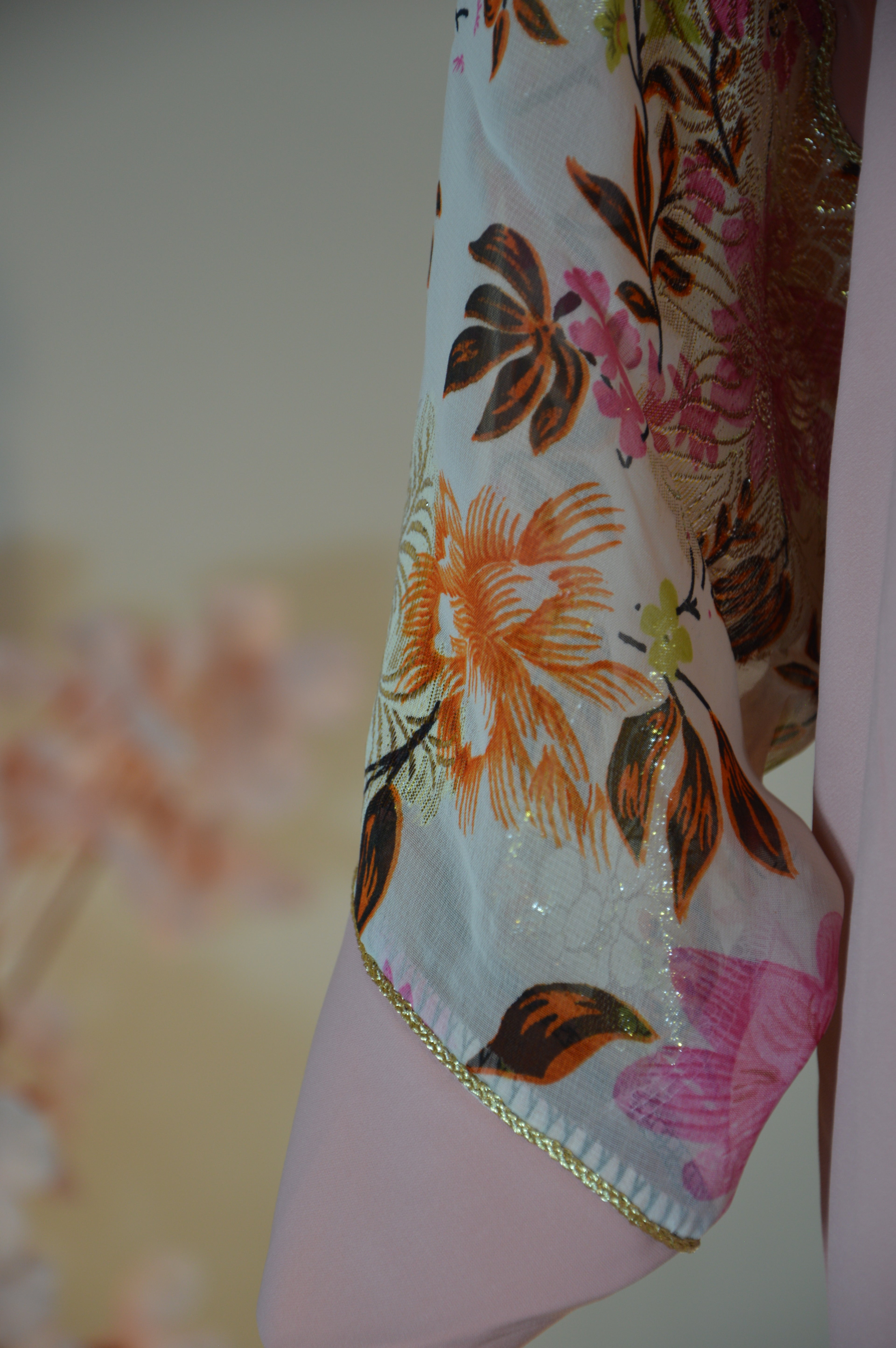 Gandoura rose poudré brodée – Manches florales métalliques