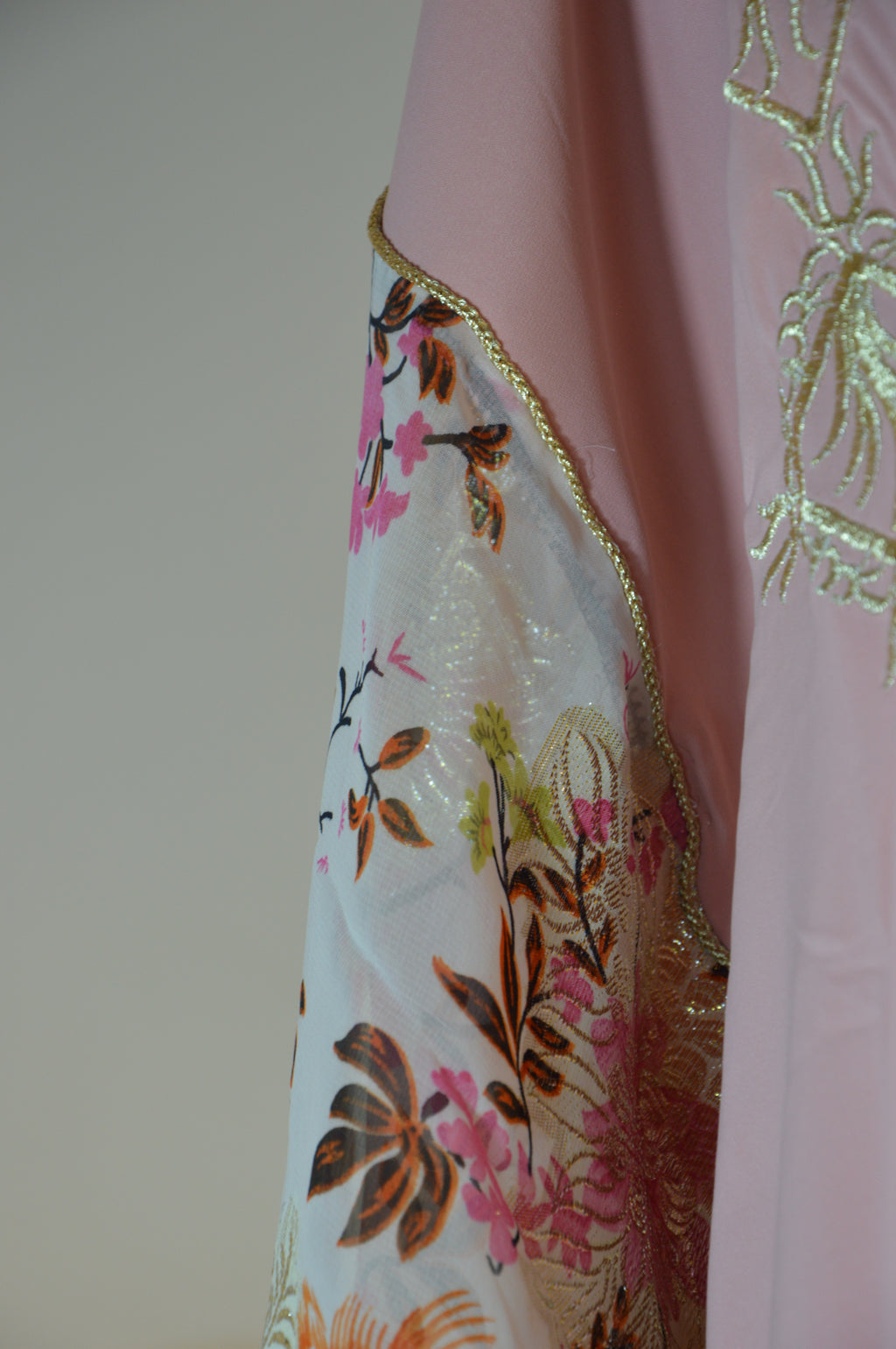 Gandoura rose poudré brodée – Manches florales métalliques