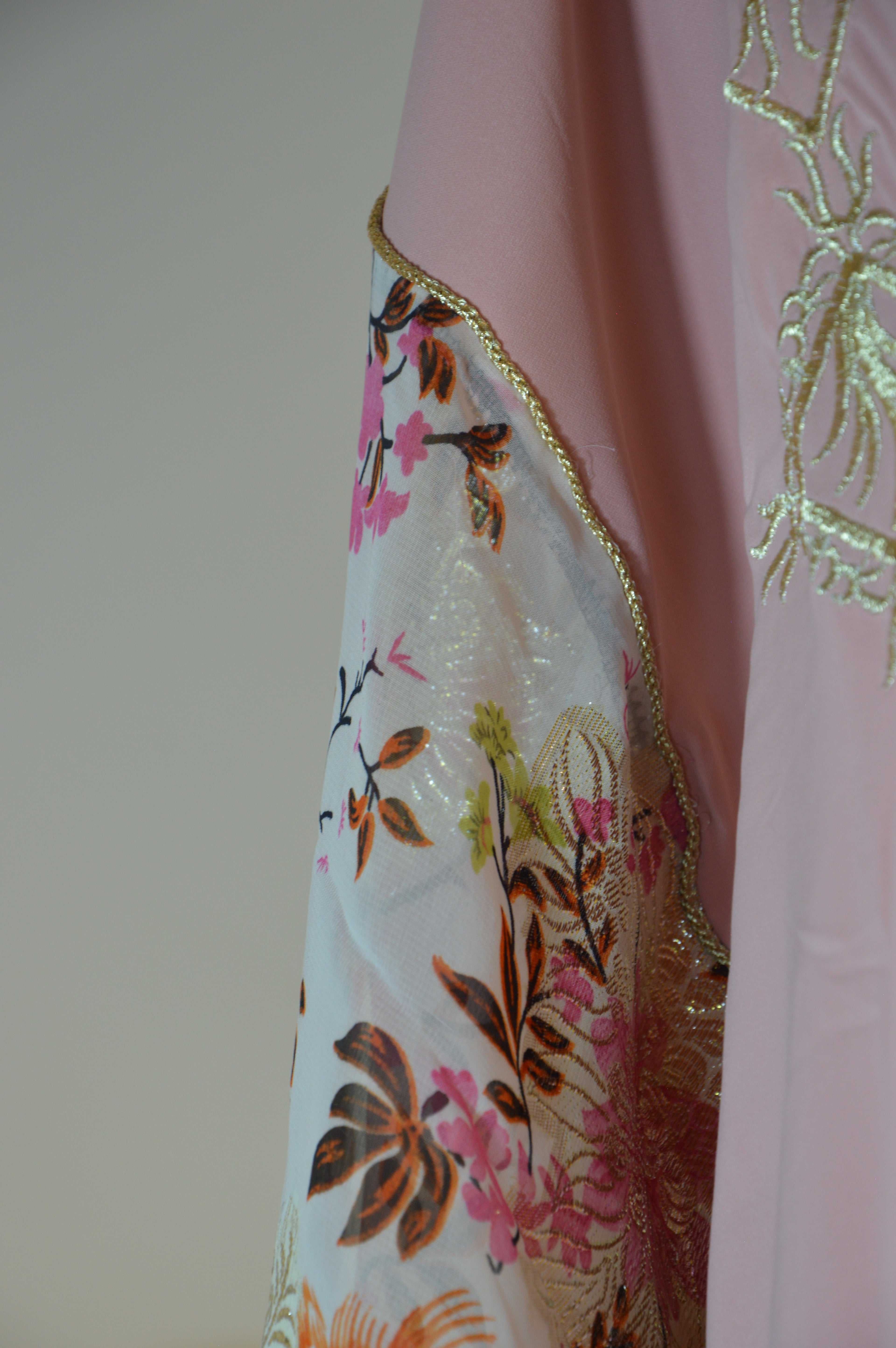 Gandoura rose poudré brodée – Manches florales métalliques