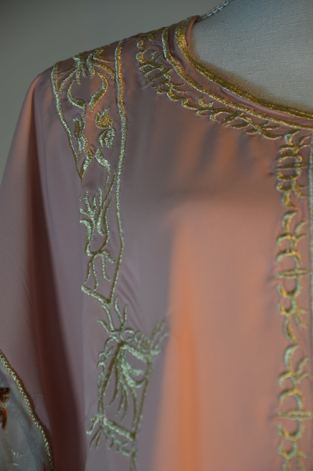 Gandoura rose poudré brodée – Manches florales métalliques