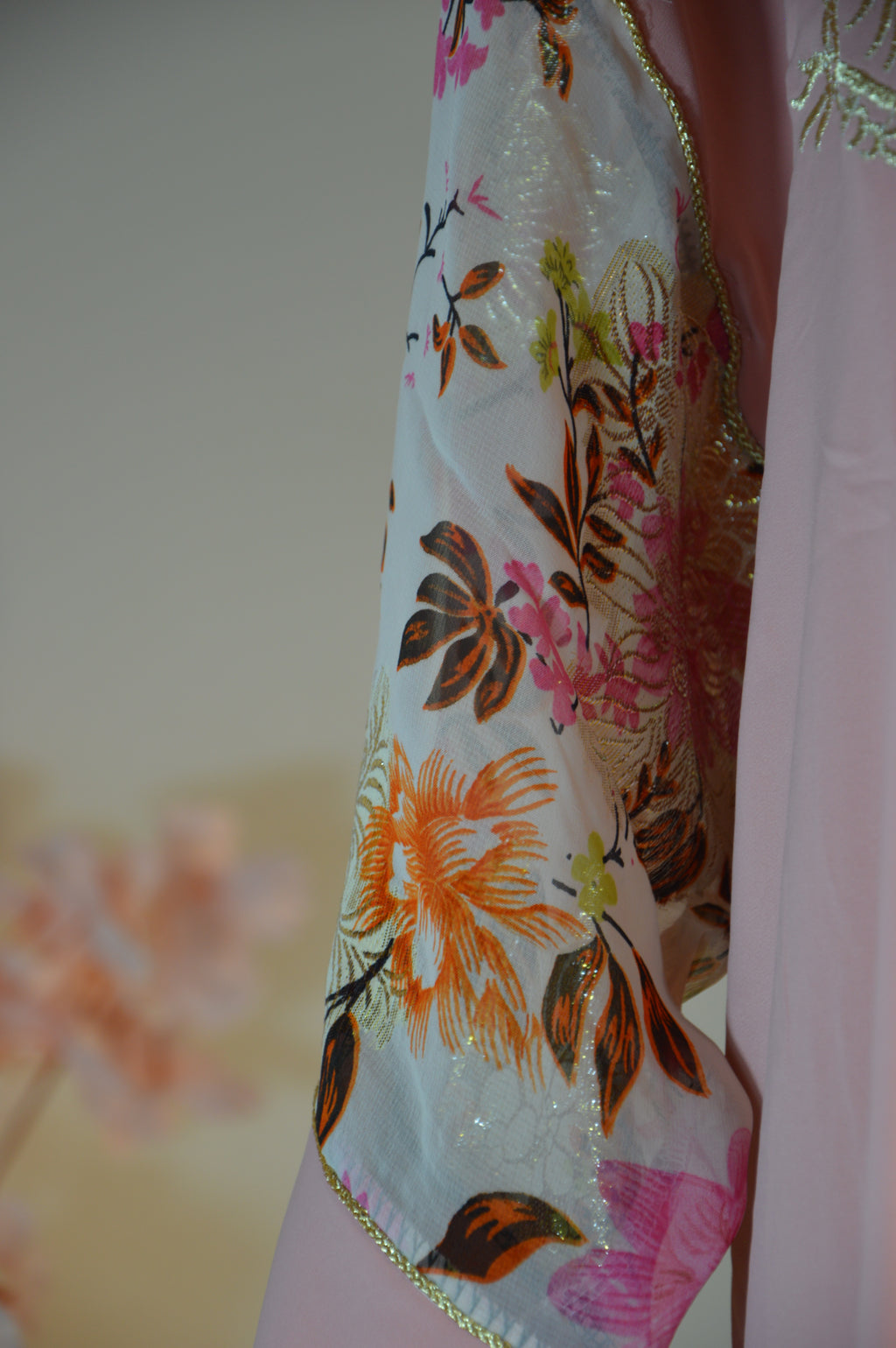 Gandoura rose poudré brodée – Manches florales métalliques