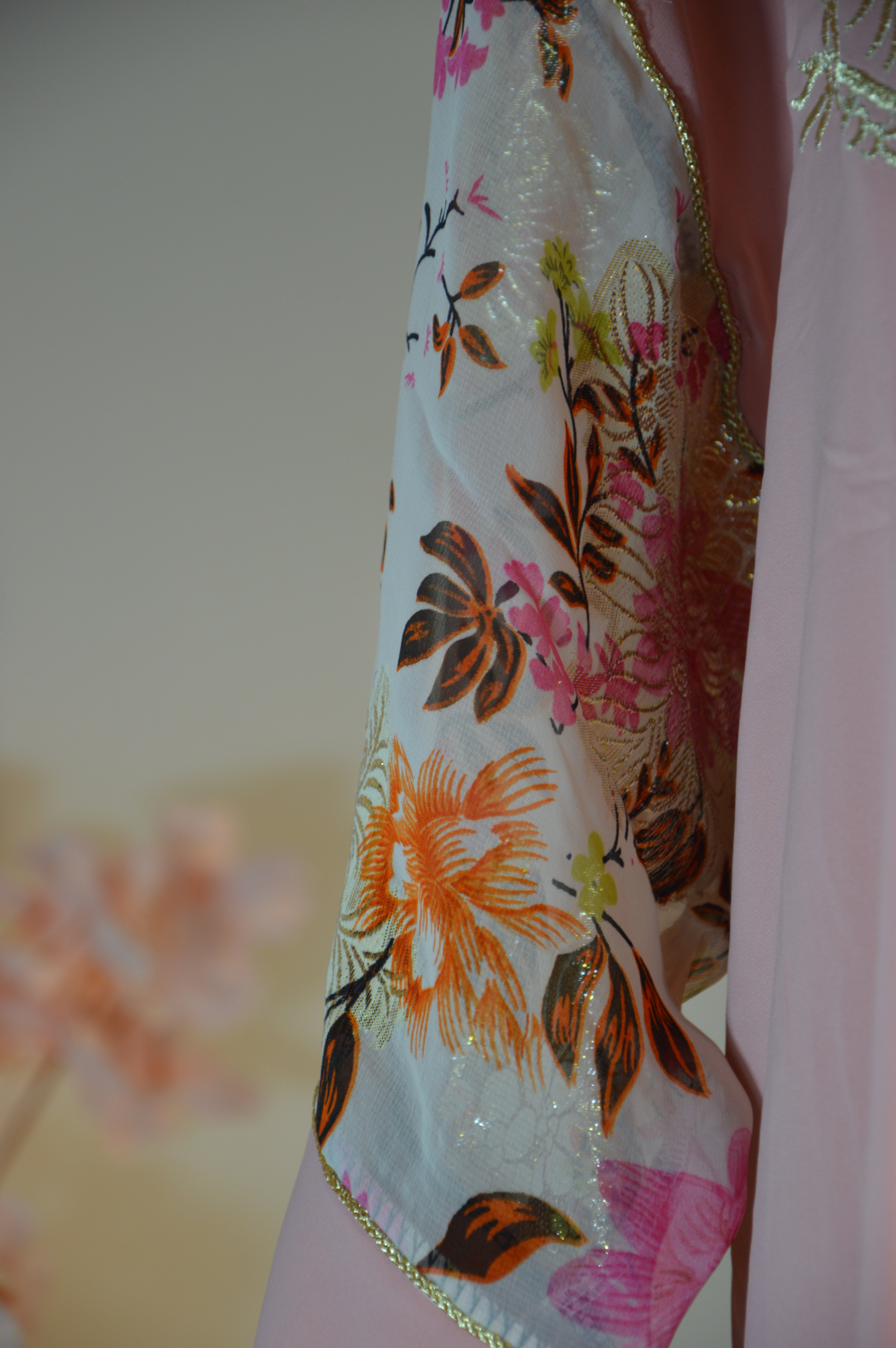 Gandoura rose poudré brodée – Manches florales métalliques