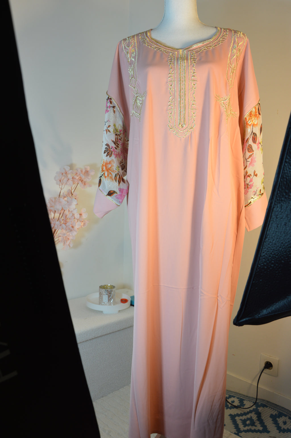 Gandoura rose poudré brodée – Manches florales métalliques
