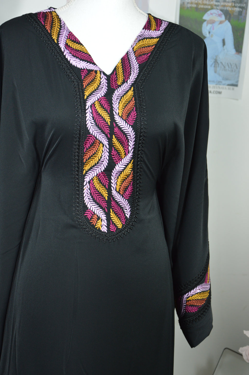 Détail broderie artisanale gandoura farasha noir