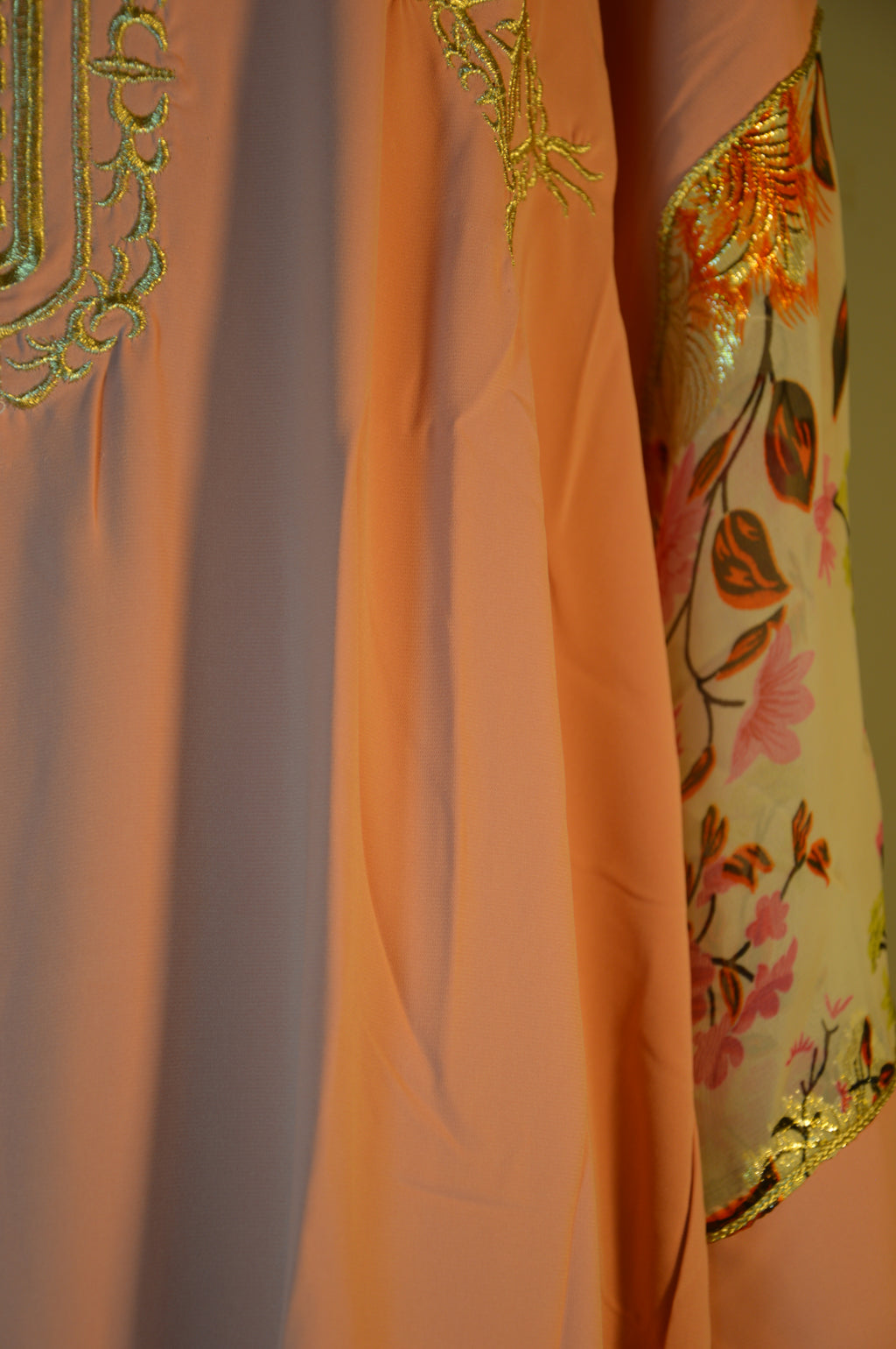 Gandoura rose poudré brodée – Manches florales métalliques