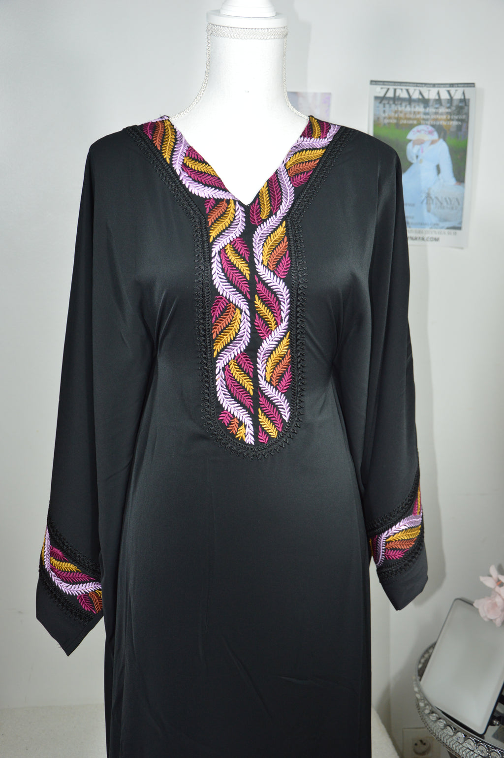 Détail broderie artisanale gandoura farasha noir - ZEYNAYA