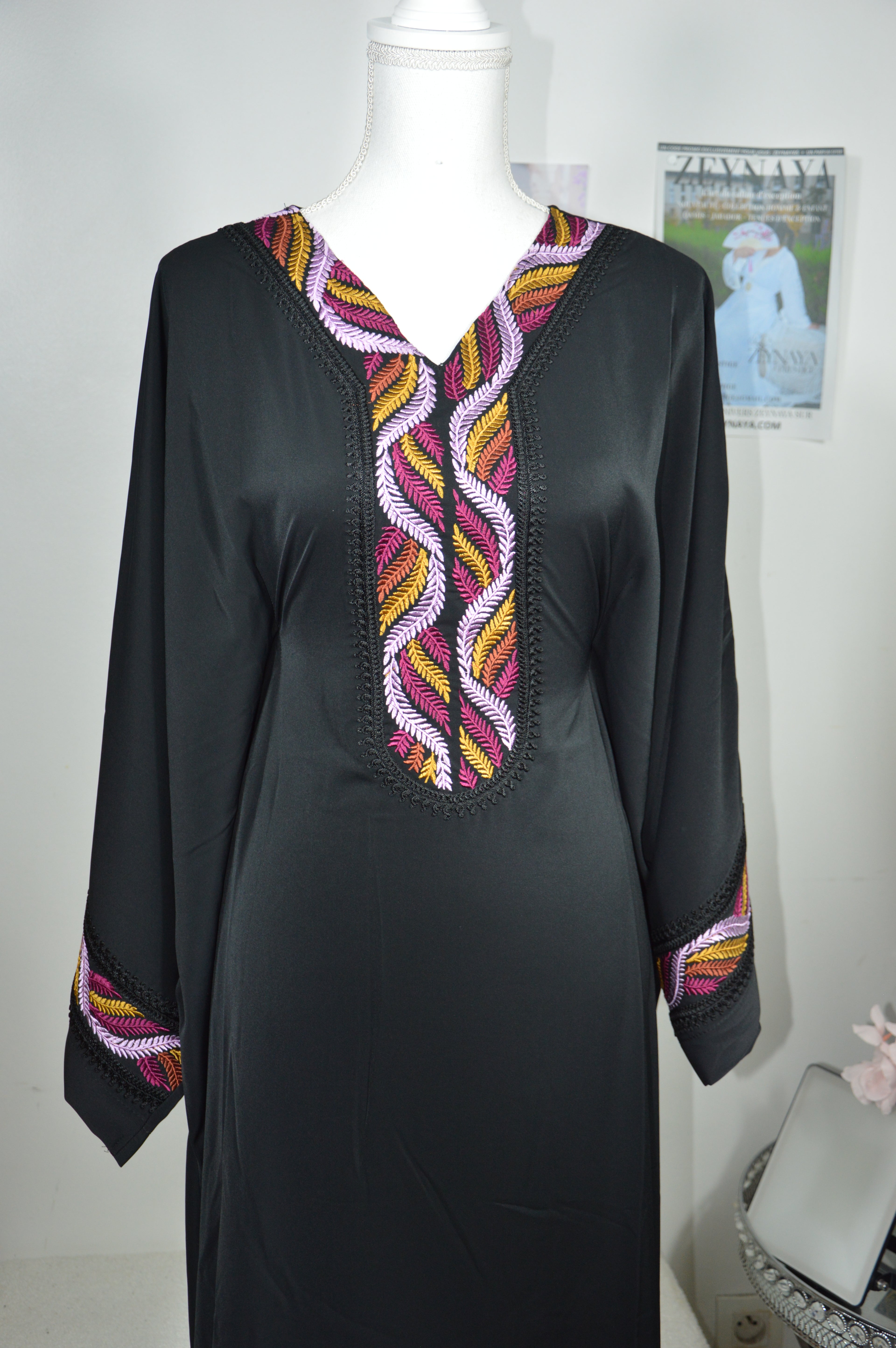 Détail broderie artisanale gandoura farasha noir - ZEYNAYA