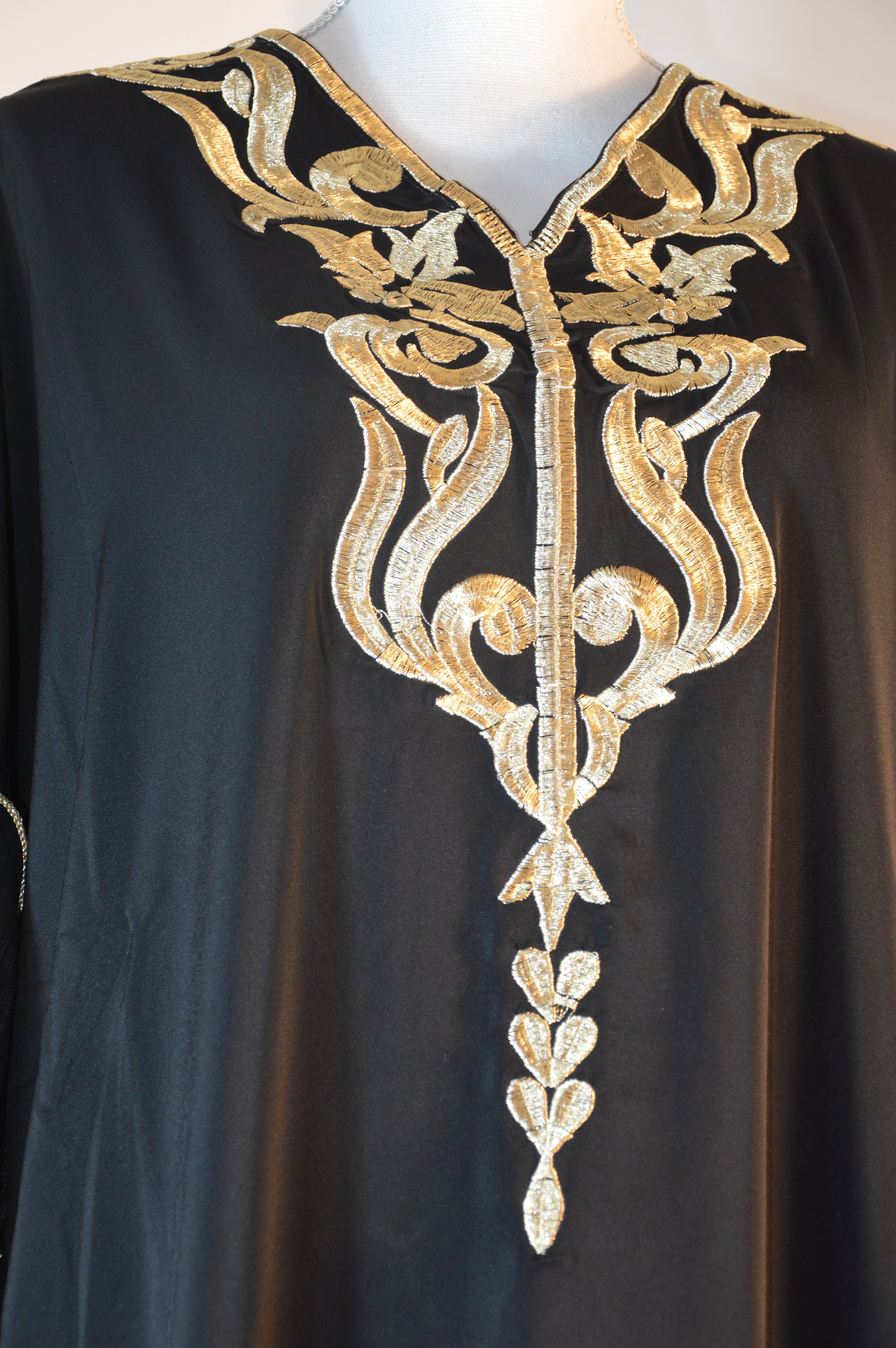 Gandoura noire brodée or – Manches métalliques