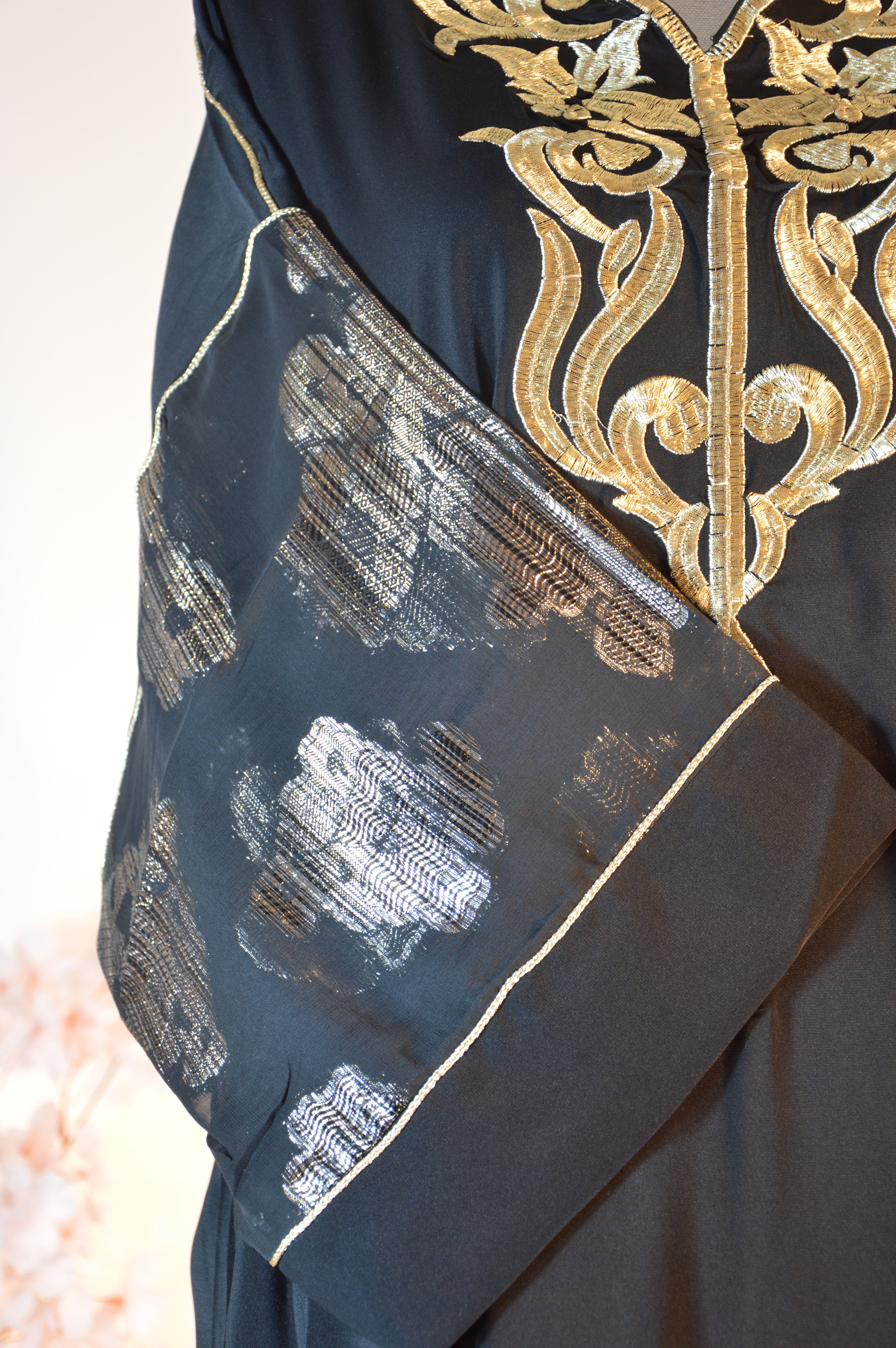 Gandoura noire brodée or – Manches métalliques