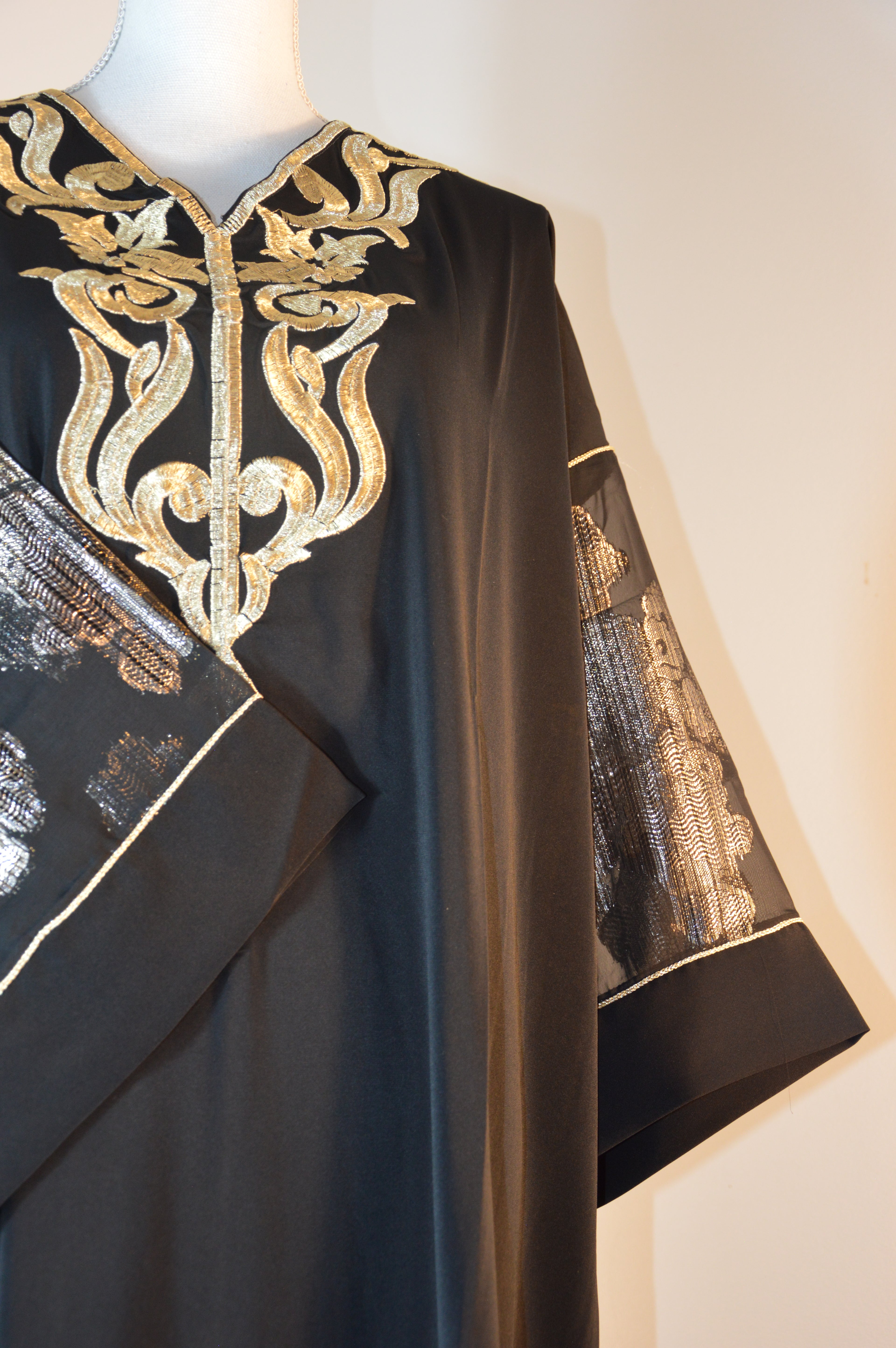 Gandoura noire brodée or – Manches métalliques
