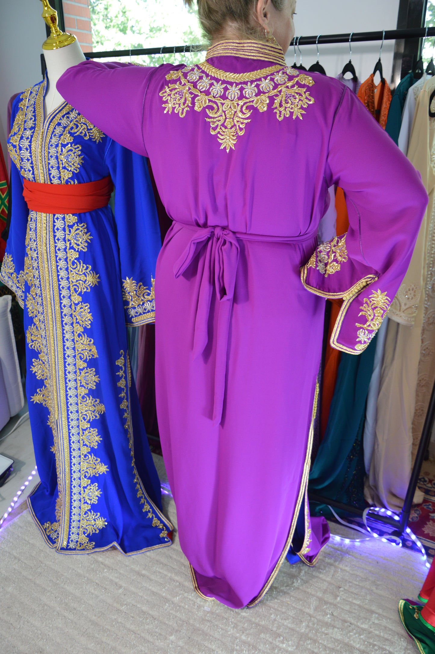 Caftan Framboise Brodé Or – Broderie Dorée Artisanale