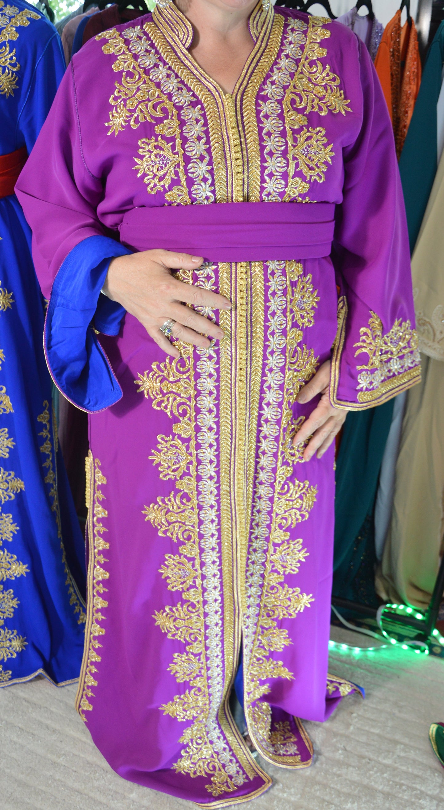 Caftan Framboise Brodé Or – Broderie Dorée Artisanale