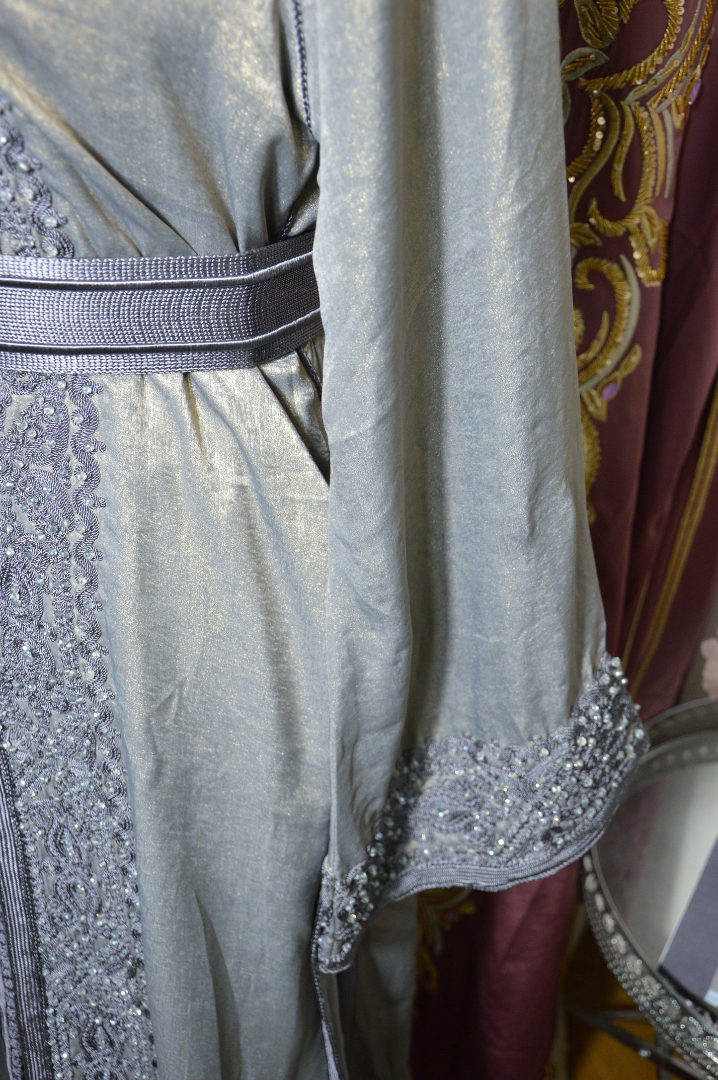 Robe takchita gris argent luxe - détail tissu et ornements