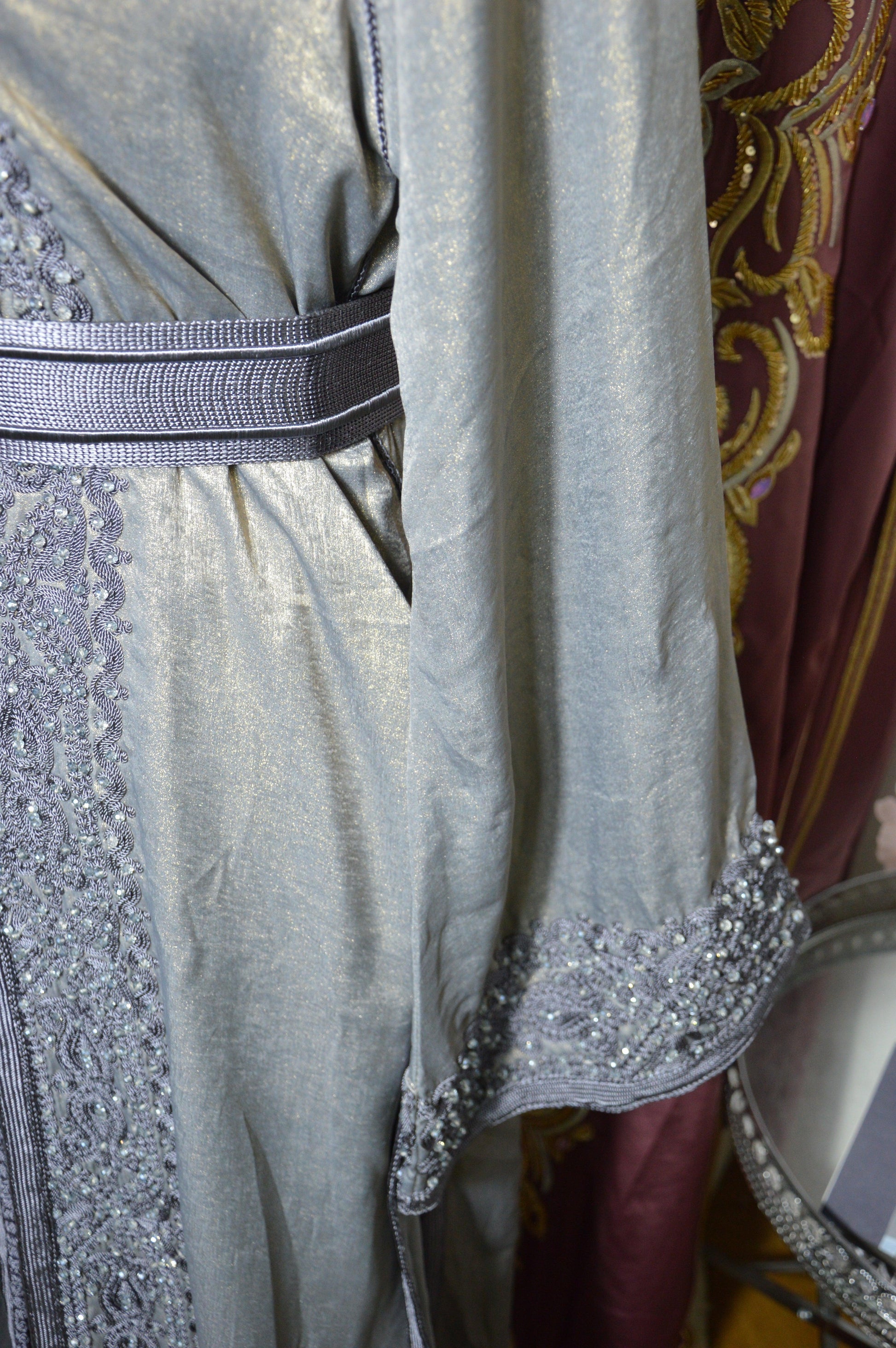 Robe takchita gris argent luxe - détail tissu et ornements