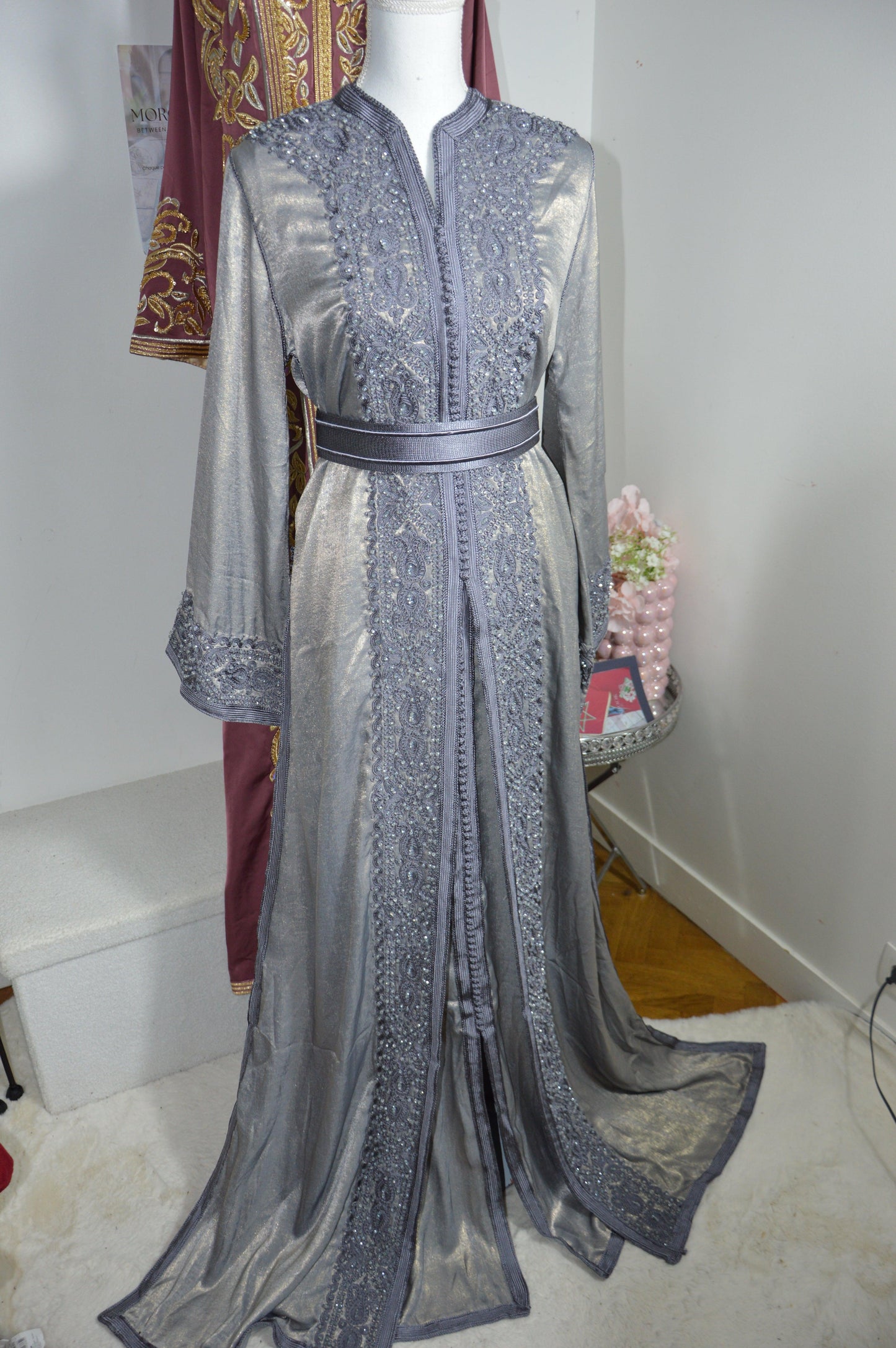 Takchita gris argent marocaine traditionnelle - vue complète