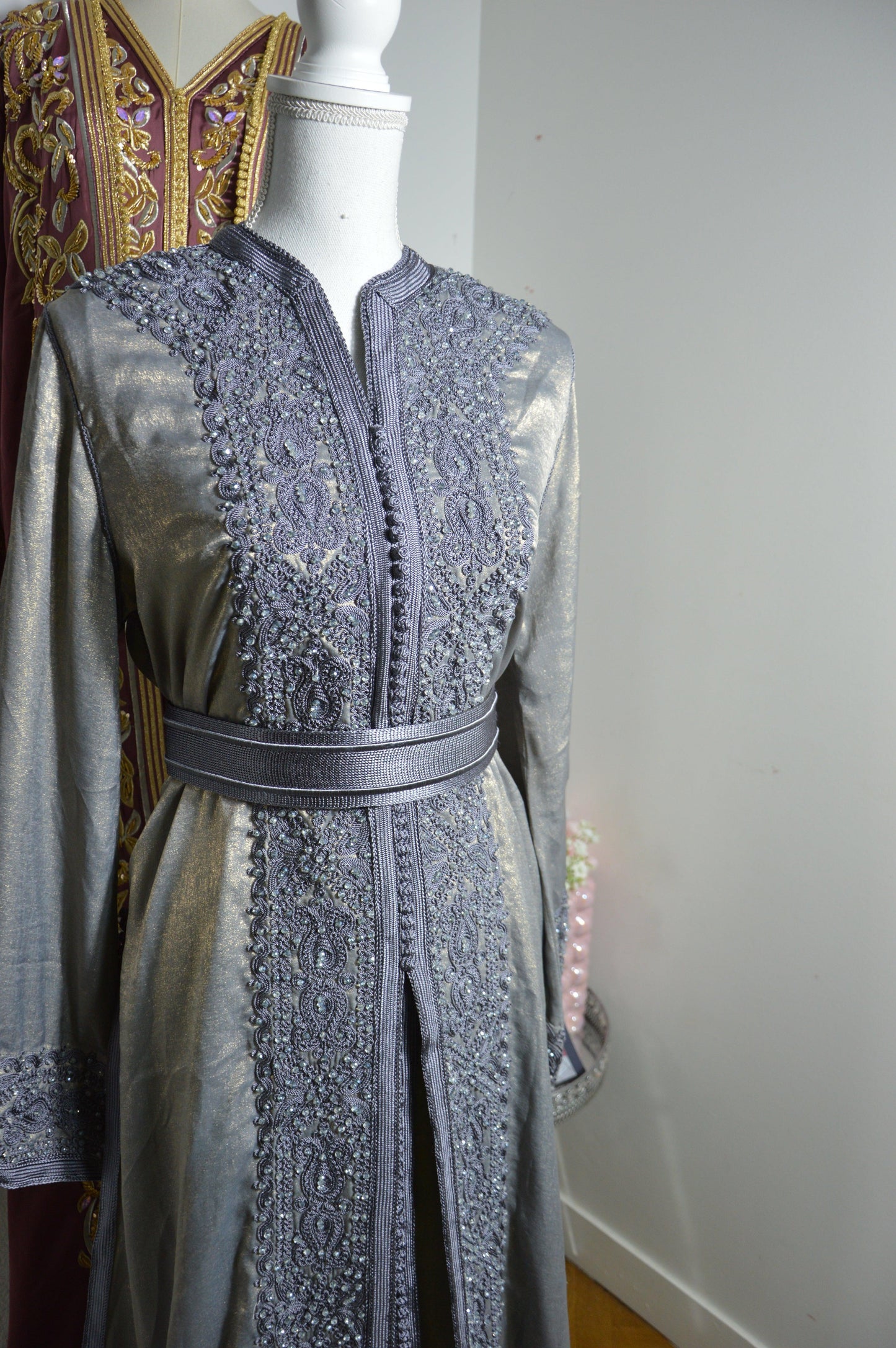 Caftan takchita gris argent élégant - détail broderie et finitions