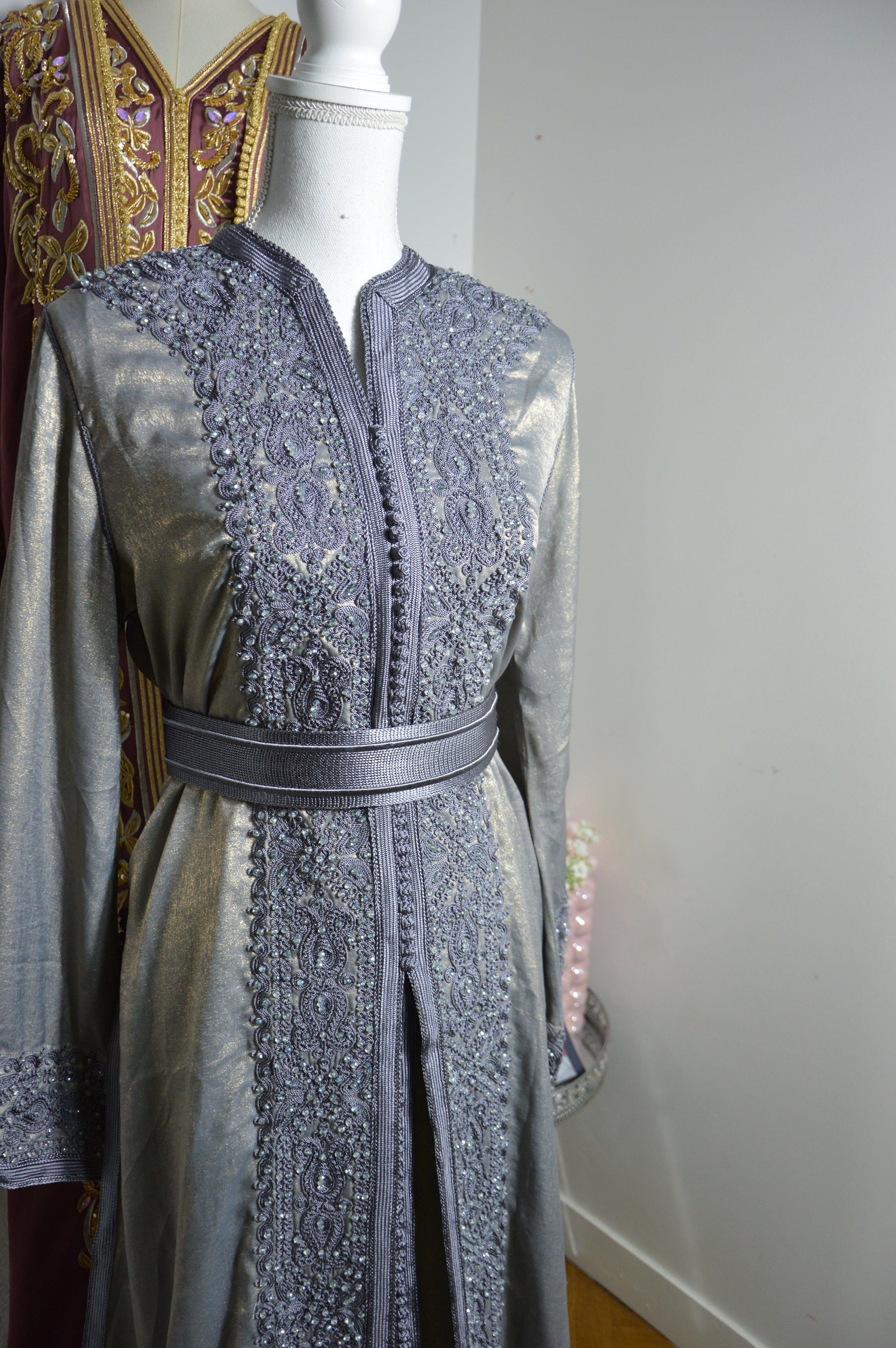 Caftan takchita gris argent élégant - détail broderie et finitions