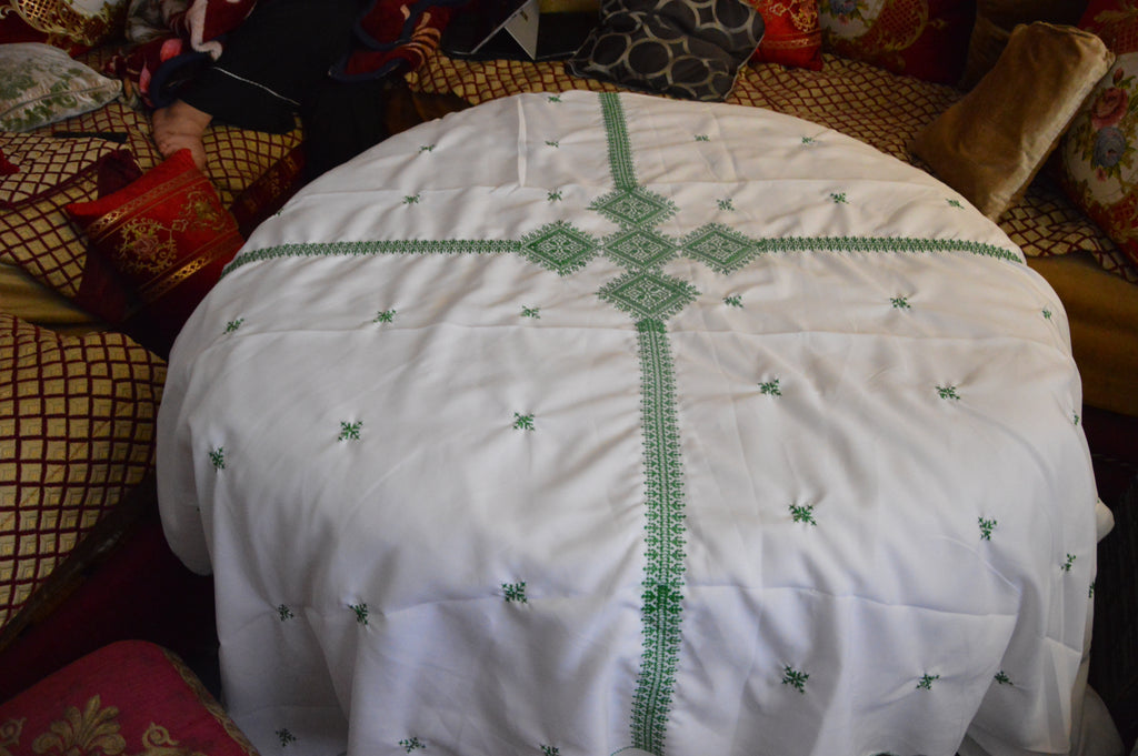 Parure de Table Brodée Verte avec ses Serviettes Assorties - Luxe Oriental