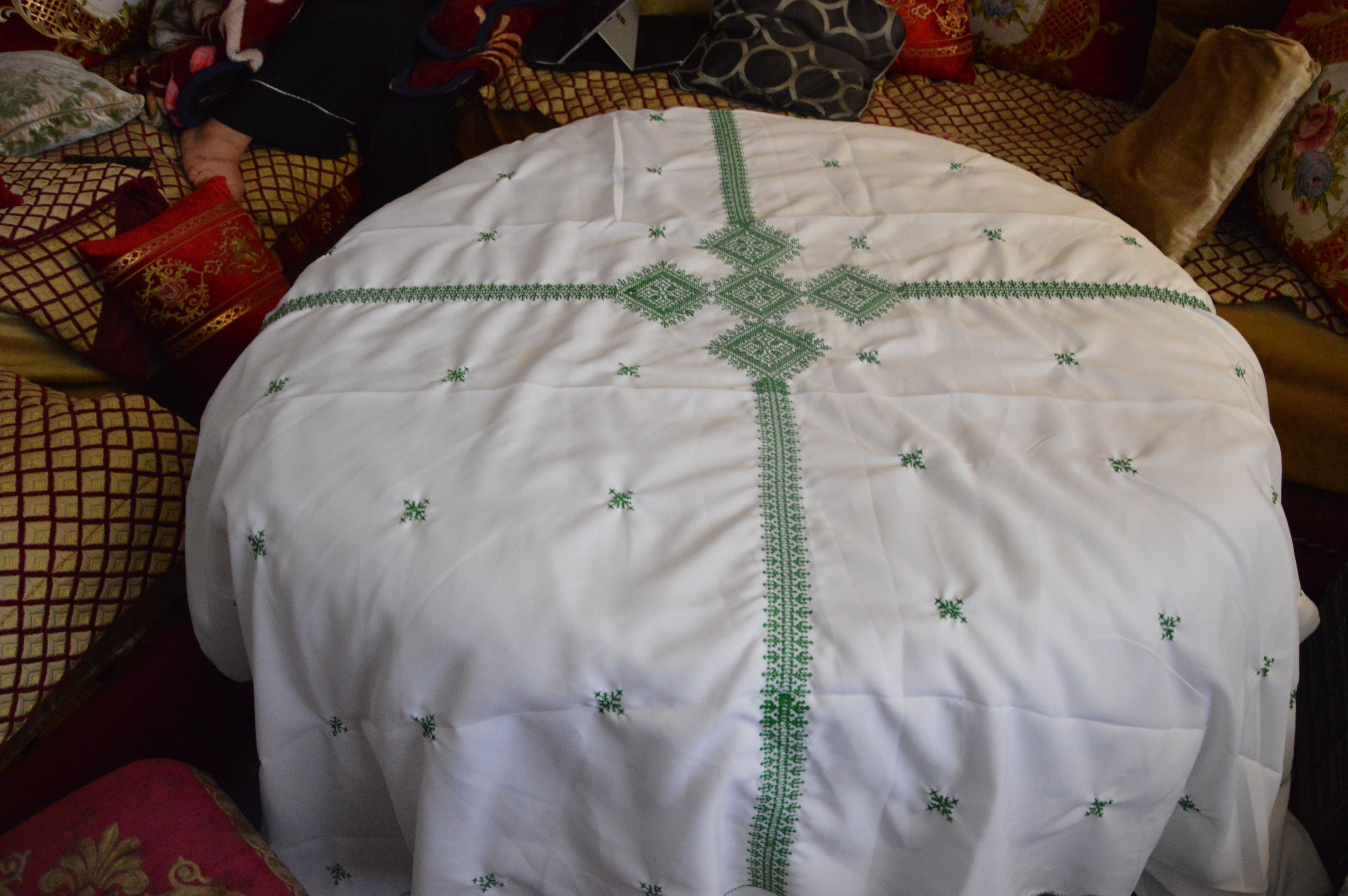 Parure de Table Brodée Verte avec ses Serviettes Assorties - Luxe Oriental