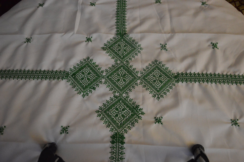 Parure de Table Brodée Verte avec ses Serviettes Assorties - Luxe Oriental