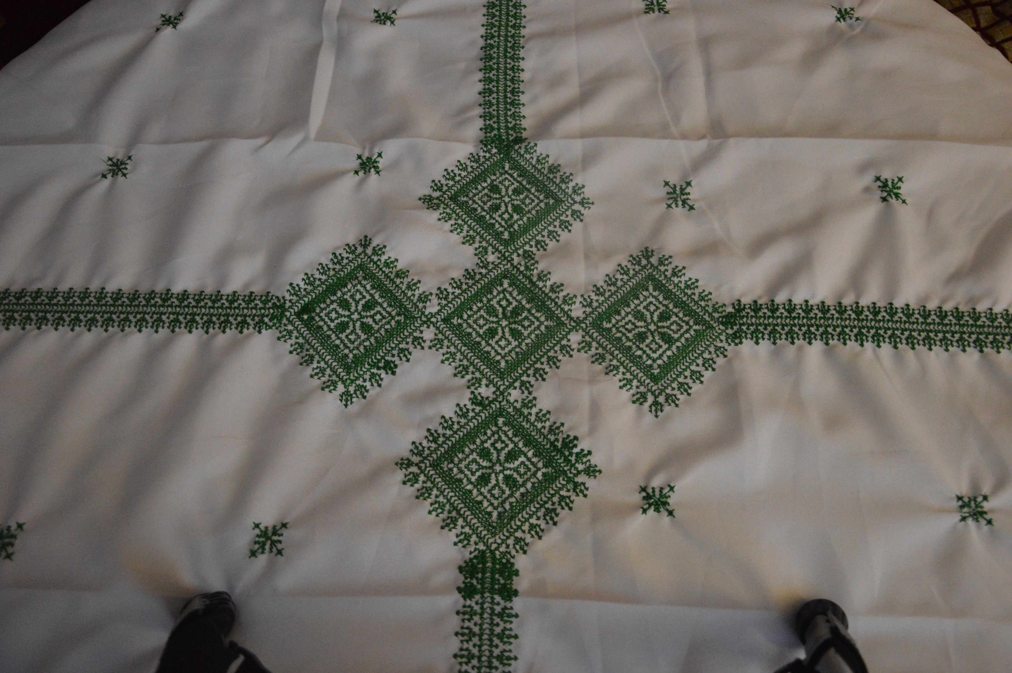 Parure de Table Brodée Verte avec ses Serviettes Assorties - Luxe Oriental