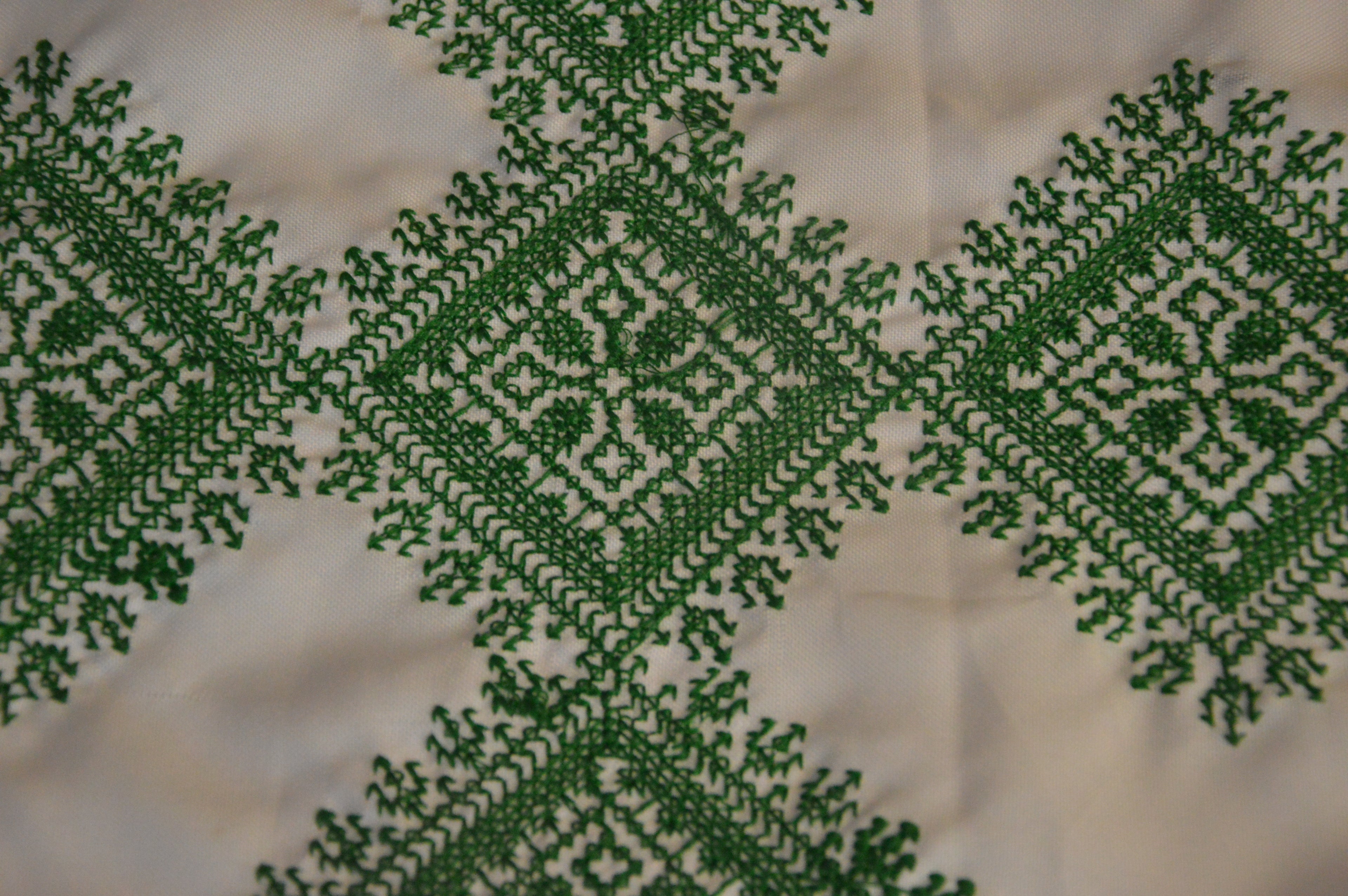 Parure de Table Brodée Verte avec ses Serviettes Assorties - Luxe Oriental