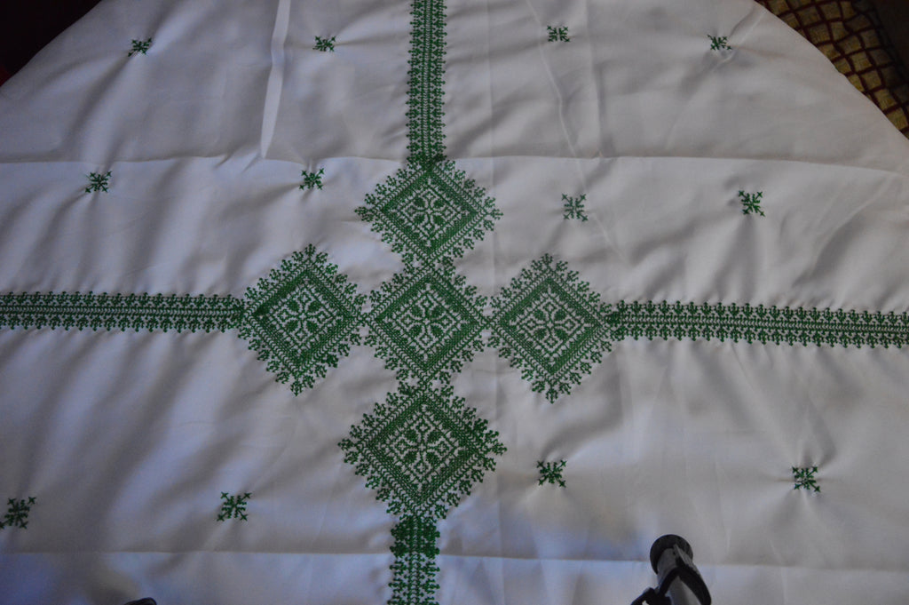 Parure de Table Brodée Verte avec ses Serviettes Assorties - Luxe Oriental