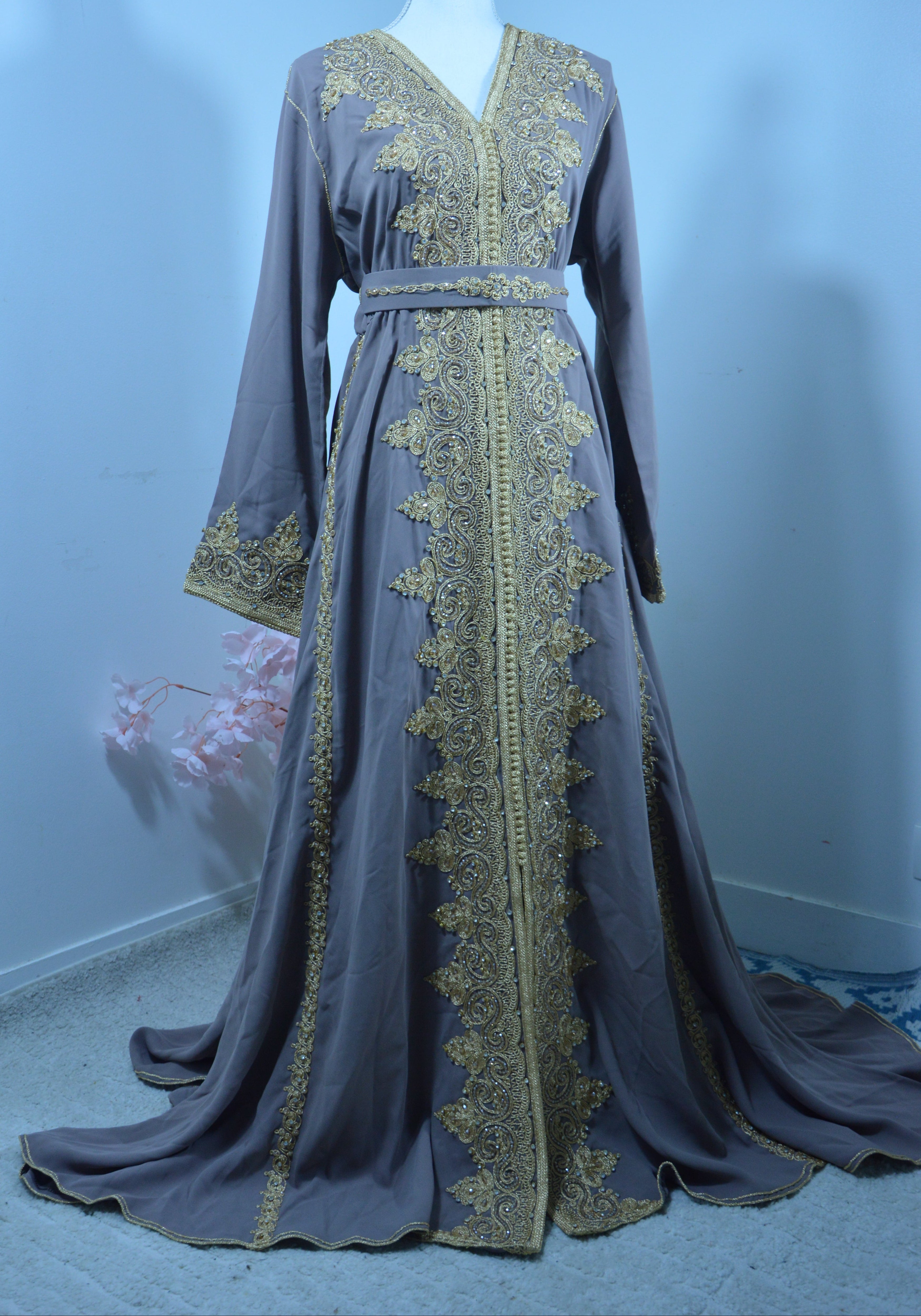 Caftan taupe doré – Broderies perlées artisanales