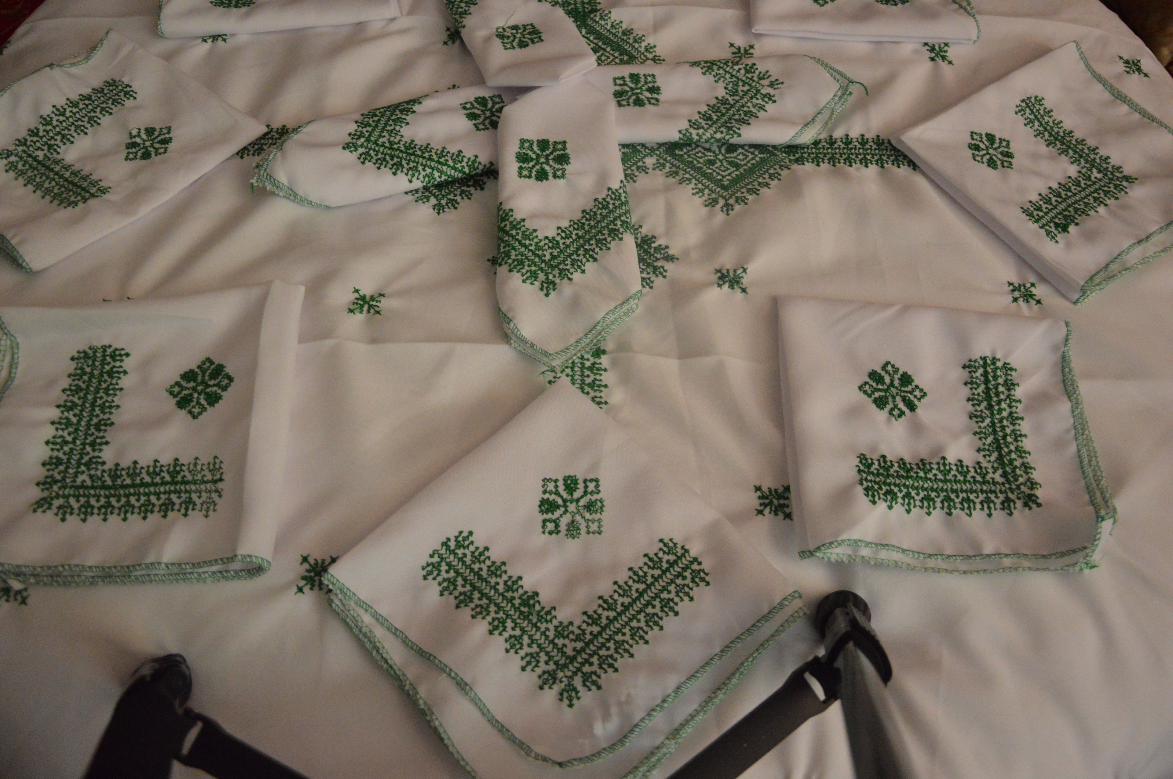 Parure de Table Brodée Verte avec ses Serviettes Assorties - Luxe Oriental