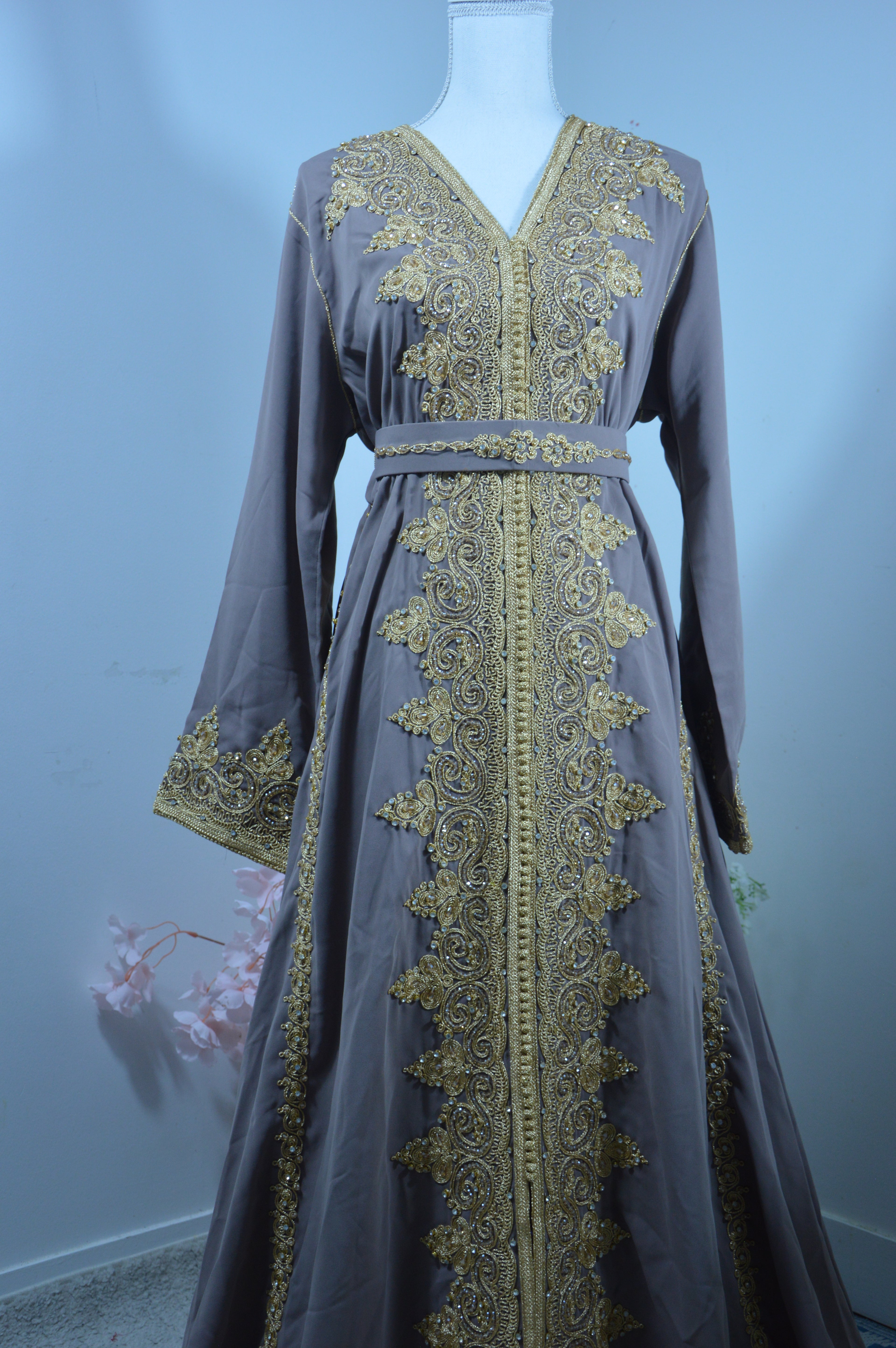 Caftan taupe doré – Broderies perlées artisanales