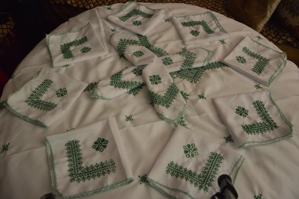 Parure de Table Brodée Verte avec ses Serviettes Assorties - Luxe Oriental
