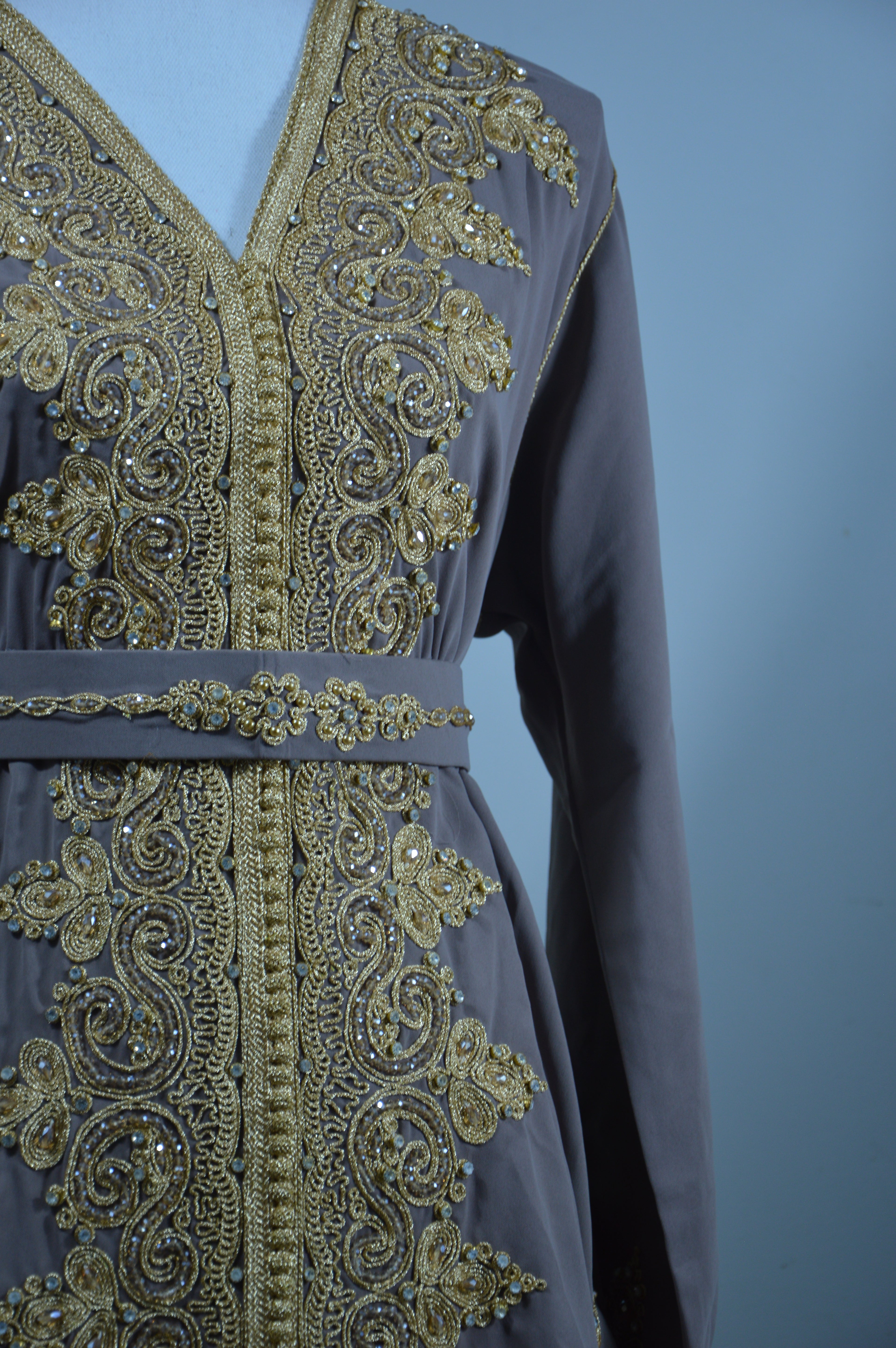 Caftan taupe doré – Broderies perlées artisanales