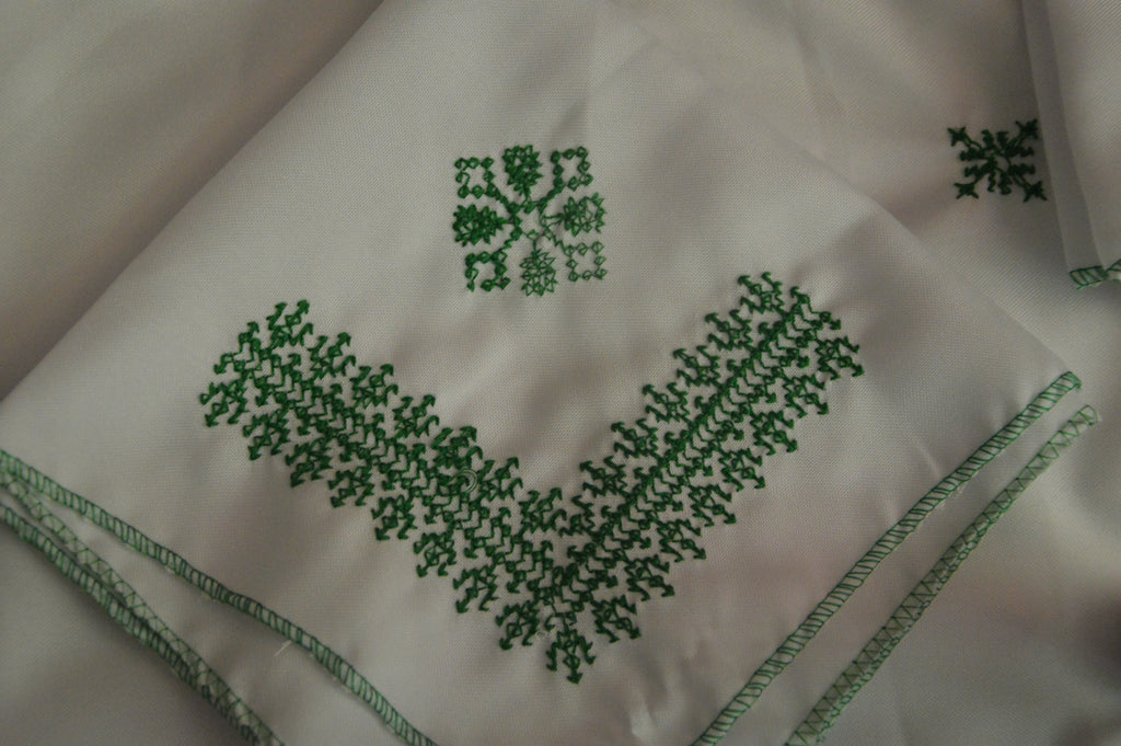 Parure de Table Brodée Verte avec ses Serviettes Assorties - Luxe Oriental