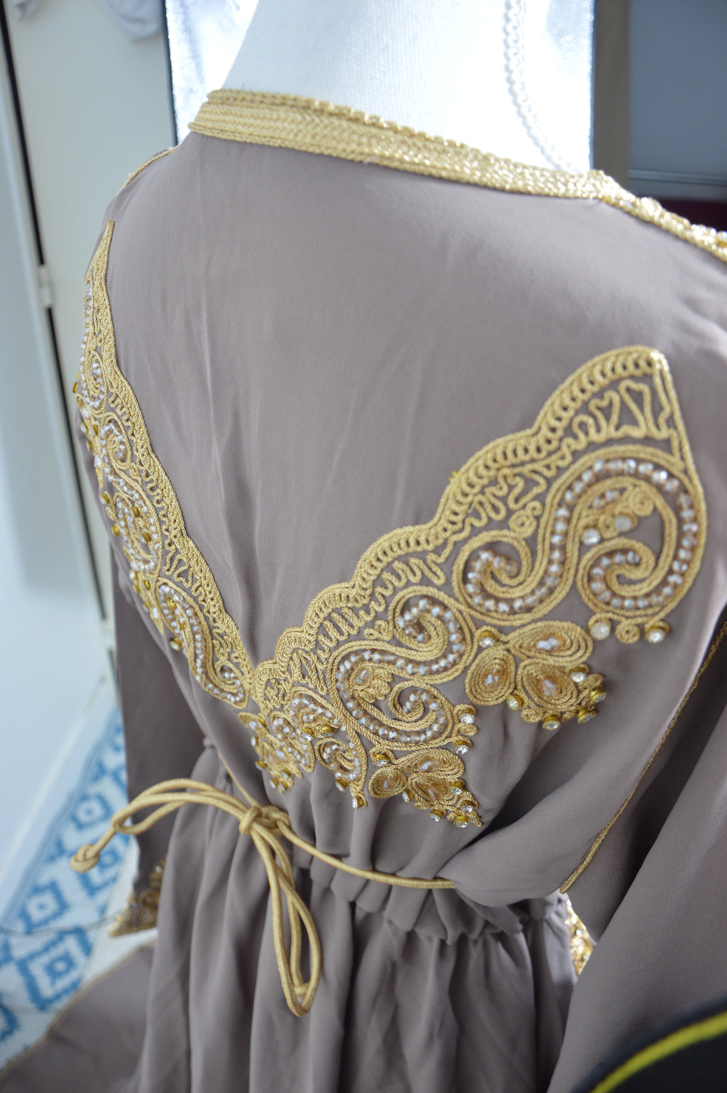 Caftan taupe doré – Broderies perlées artisanales