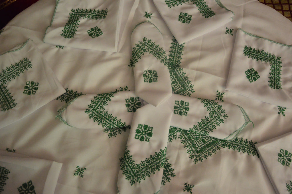 Parure de Table Brodée Verte avec ses Serviettes Assorties - Luxe Oriental