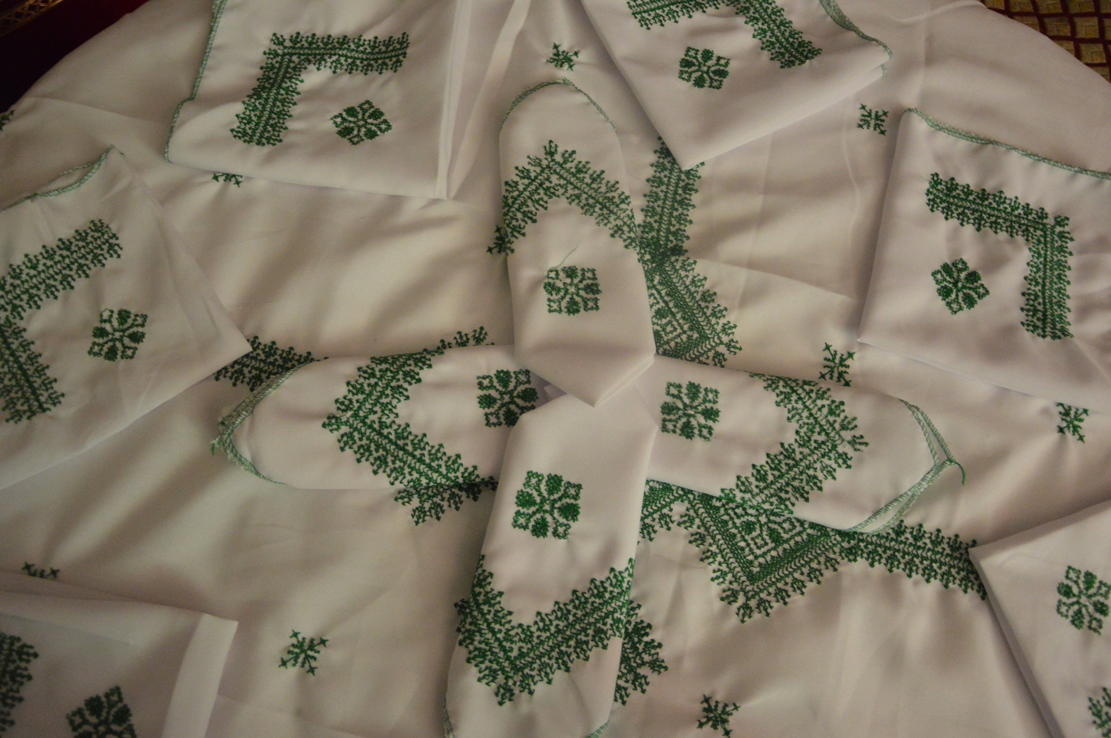 Parure de Table Brodée Verte avec ses Serviettes Assorties - Luxe Oriental