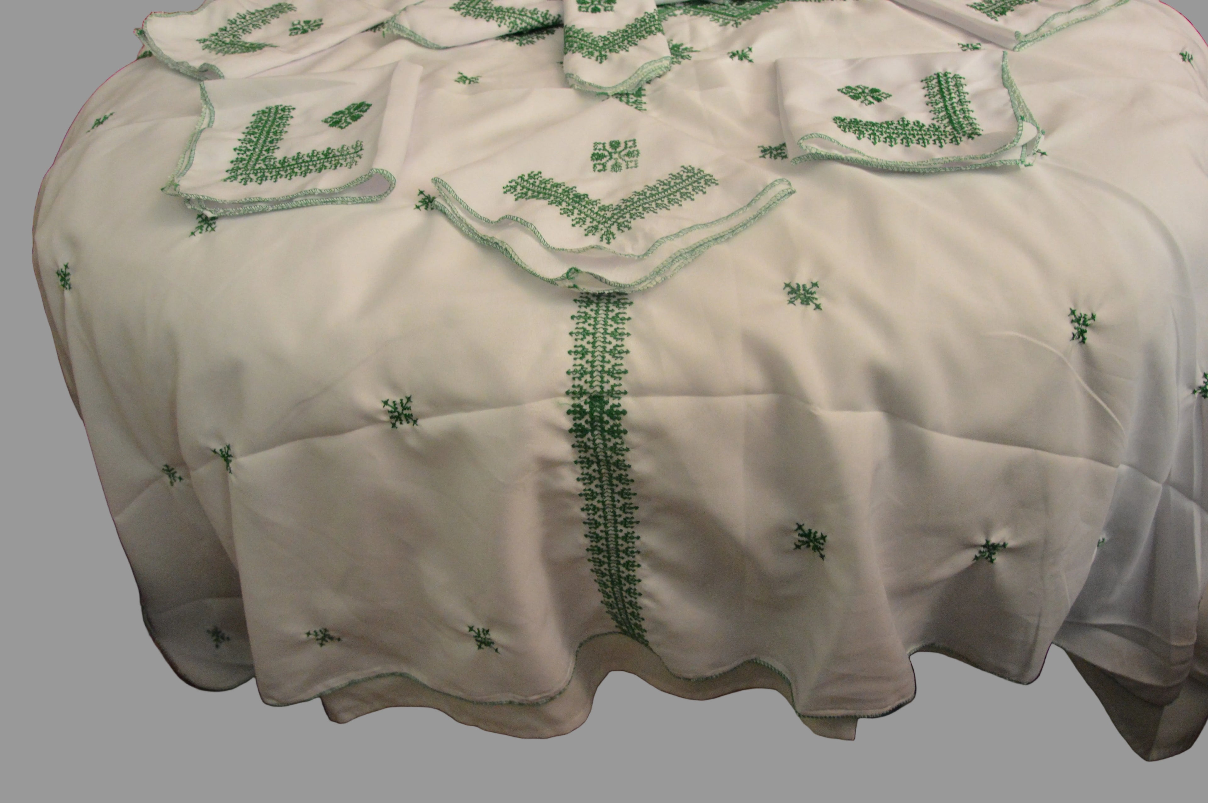 Parure de Table Brodée Verte avec ses Serviettes Assorties - Luxe Oriental