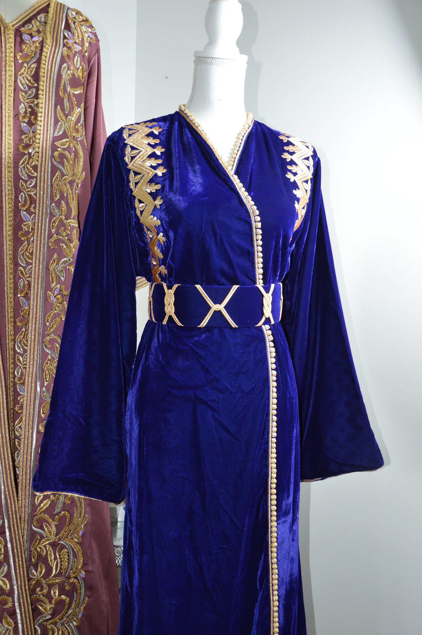 Caftan kimono velours bleu roi - Détail broderies artisanales