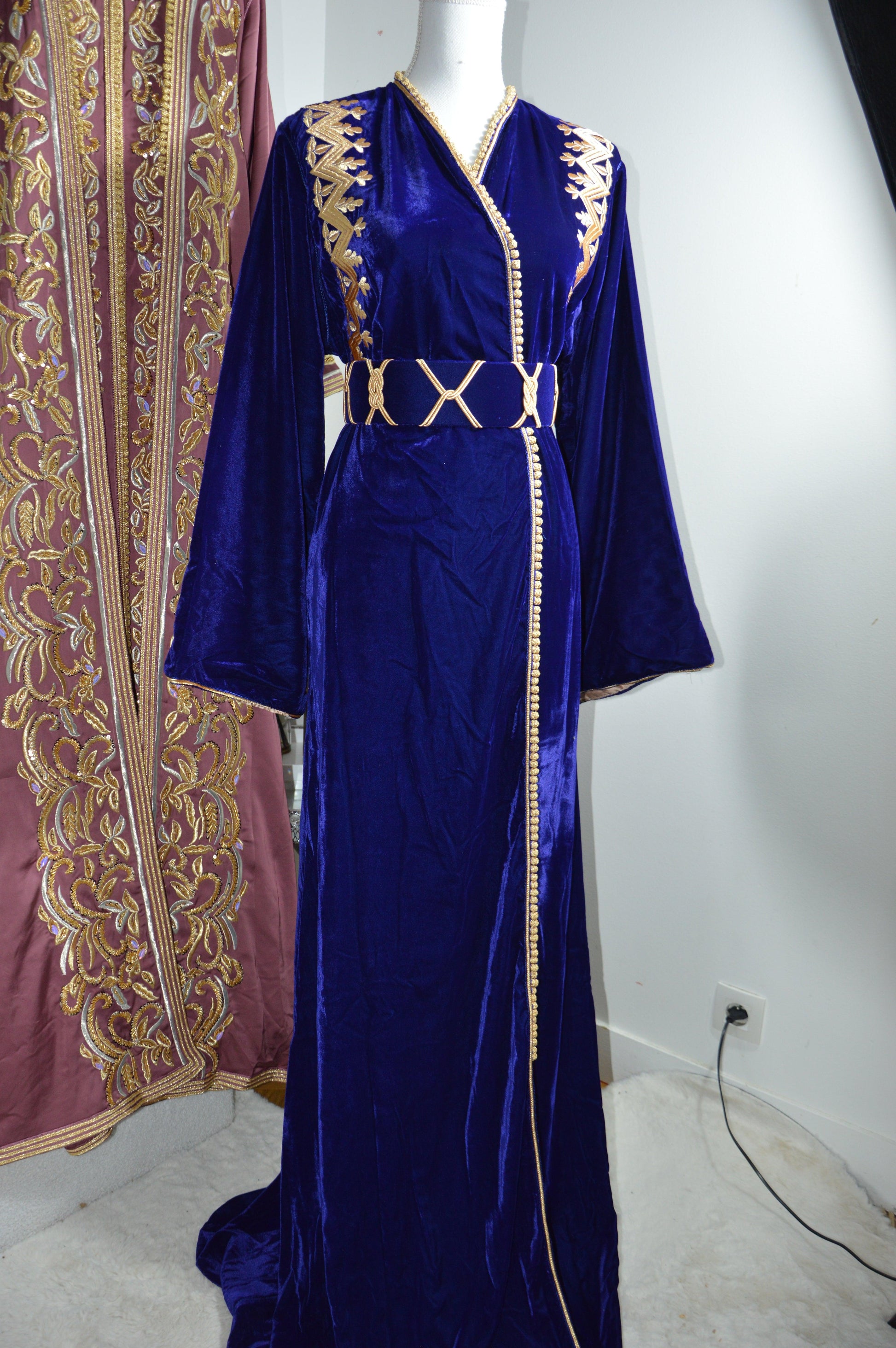 Caftan kimono velours bleu roi - Fermeture croisée cache coeur