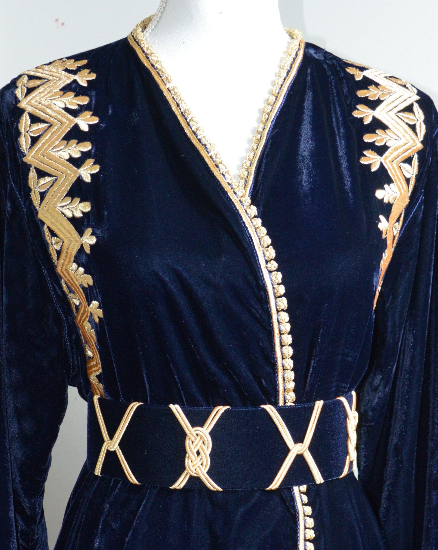 Caftan kimono velours bleu nuit luxe - détail tissu et style