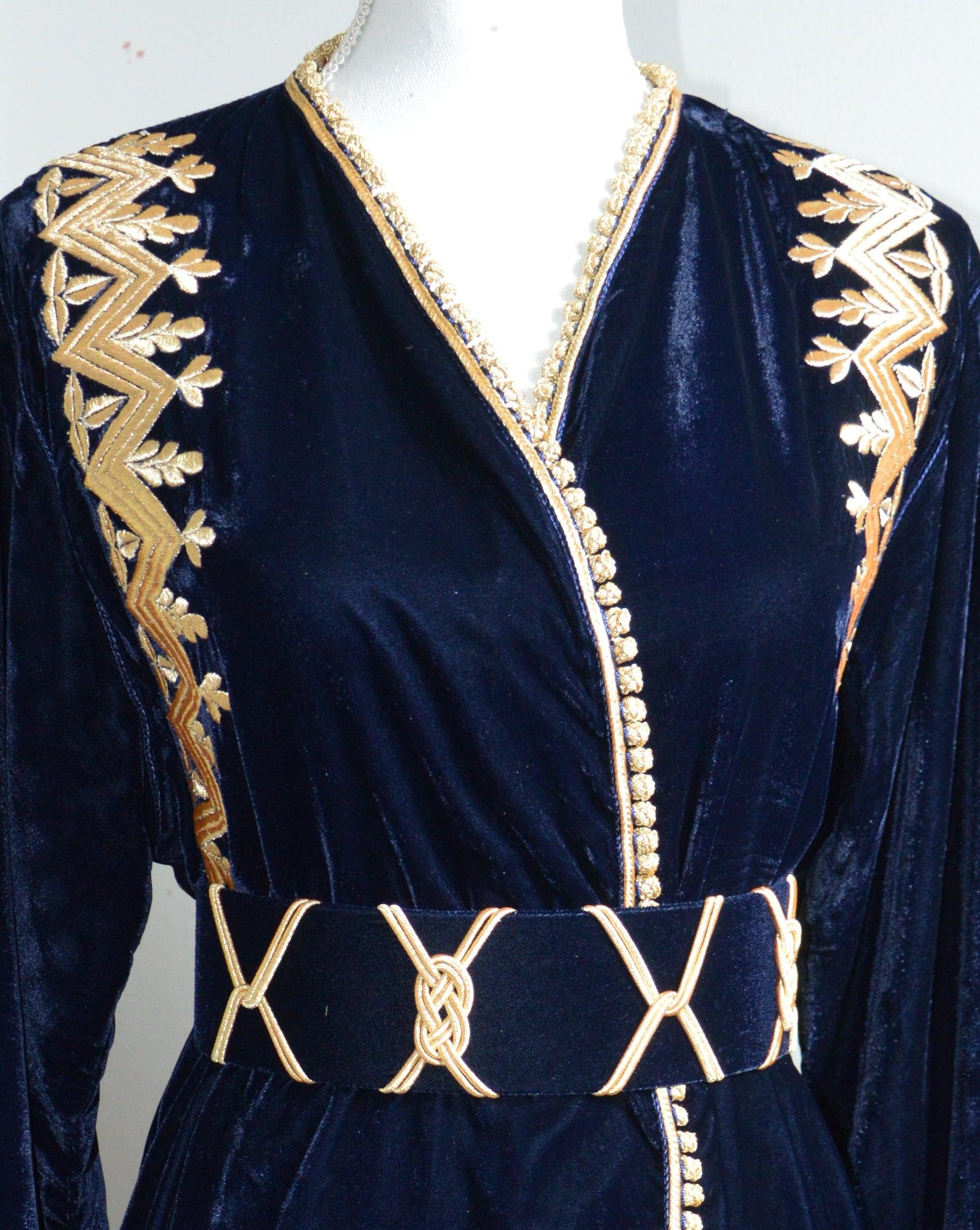 Caftan kimono velours bleu nuit luxe - détail tissu et style