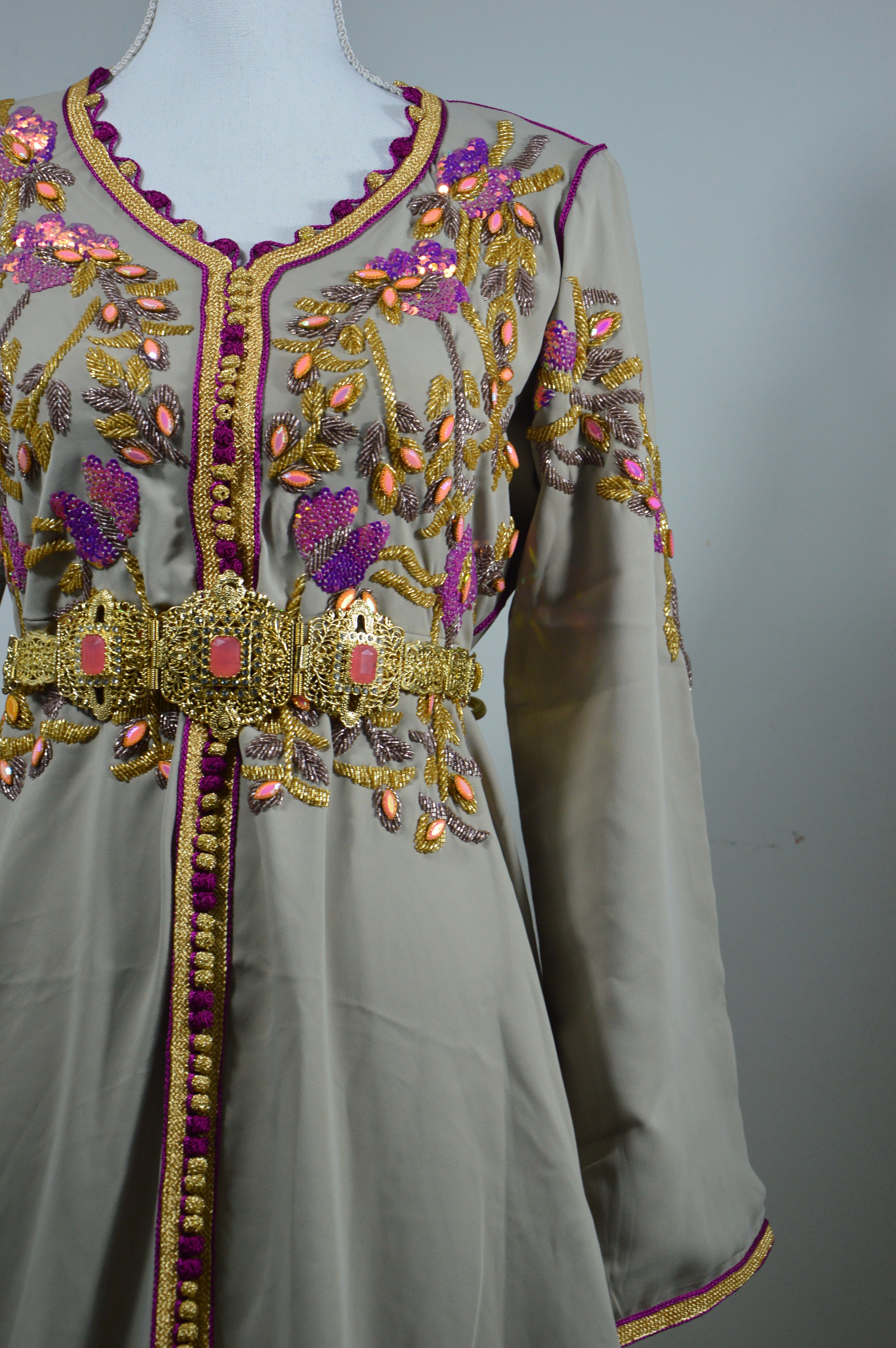 Caftan beige doré brodé main – Élégance orientale chic