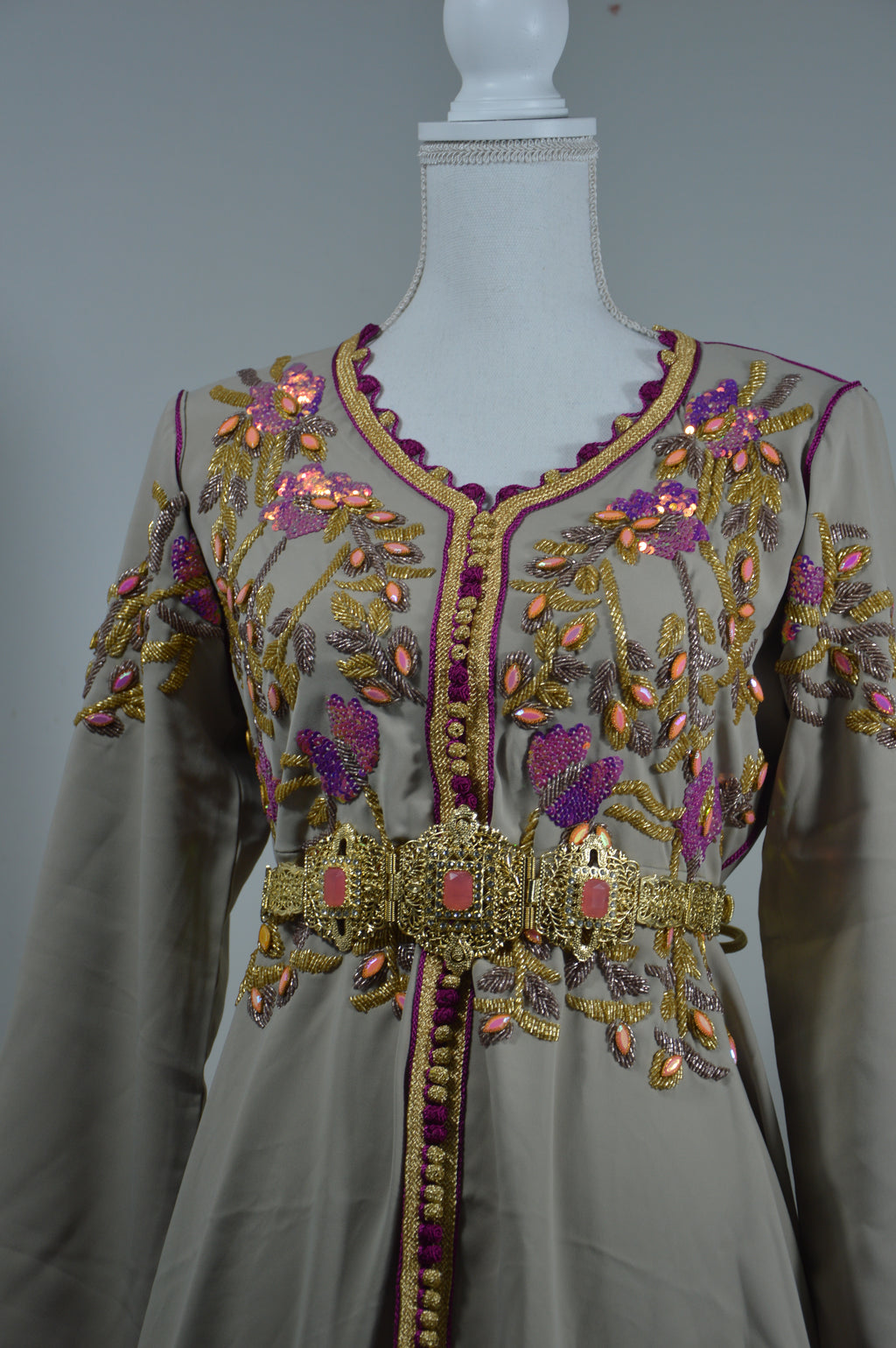 Caftan beige doré brodé main – Élégance orientale chic