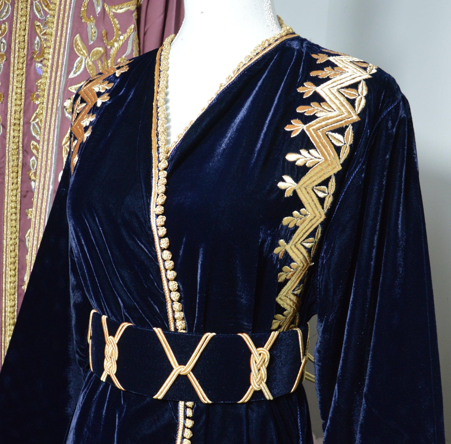 Caftan kimono velours bleu nuit - détail coupe et finitions