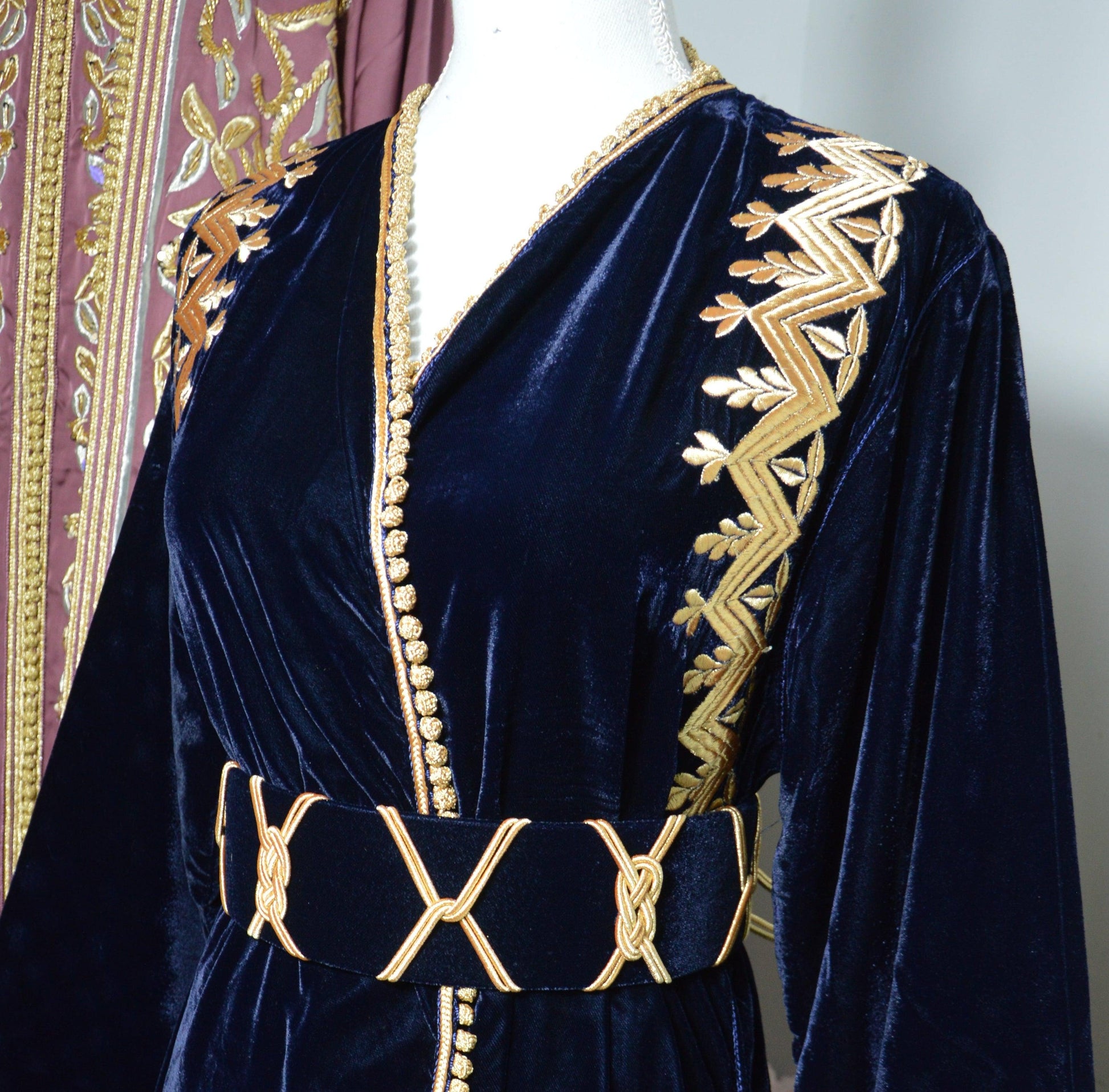 Caftan kimono velours bleu nuit - détail coupe et finitions