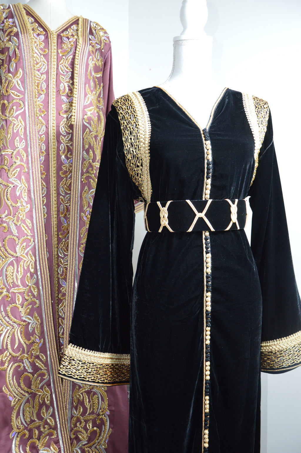 Robe caftan velours noir luxe - détail broderie or traditionnelle