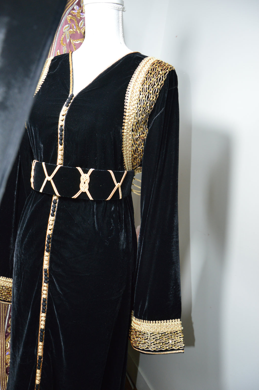 Caftan velours noir broderie dorée - détail ornements et finitions
