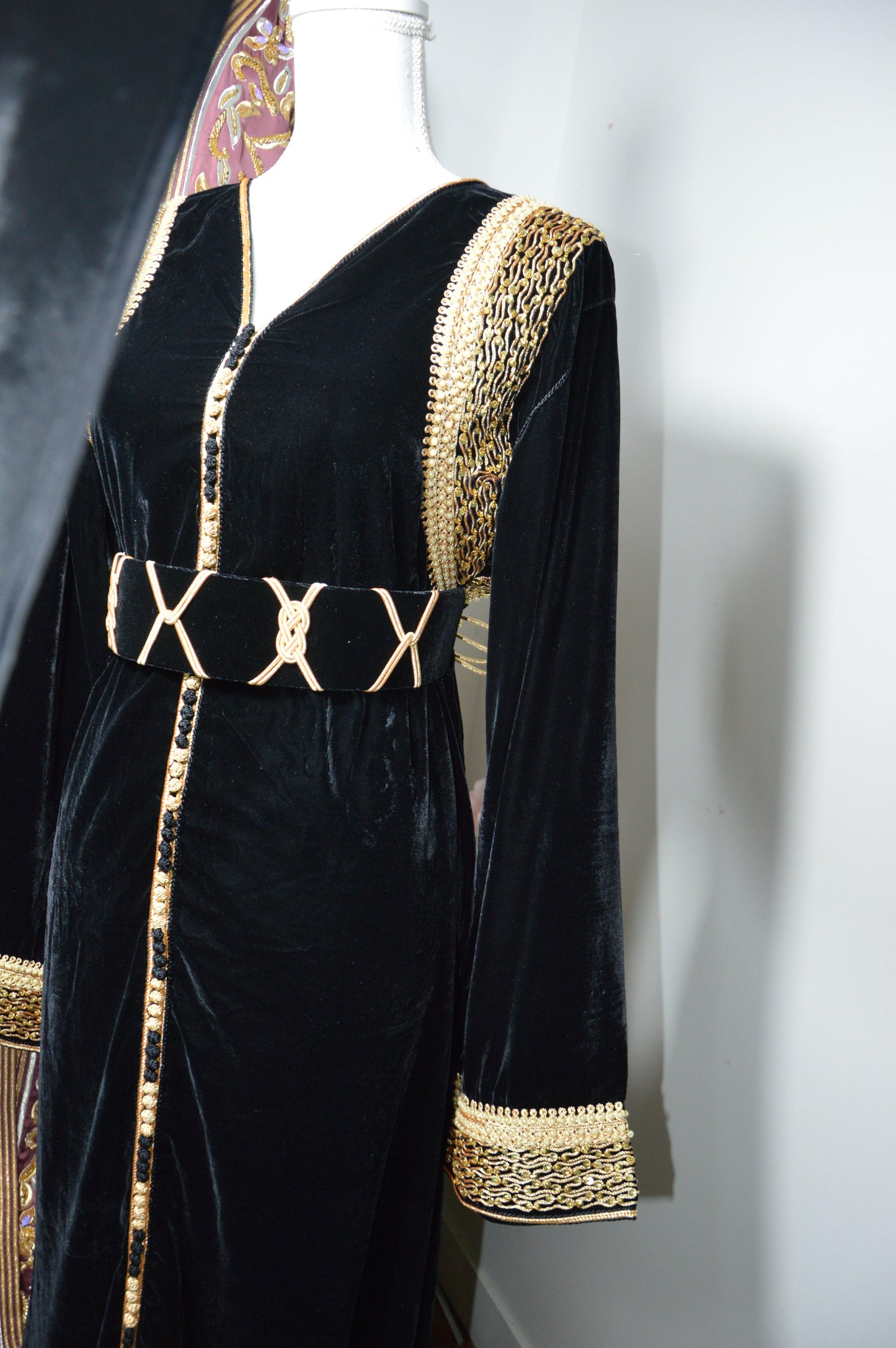Caftan velours noir broderie dorée - détail ornements et finitions