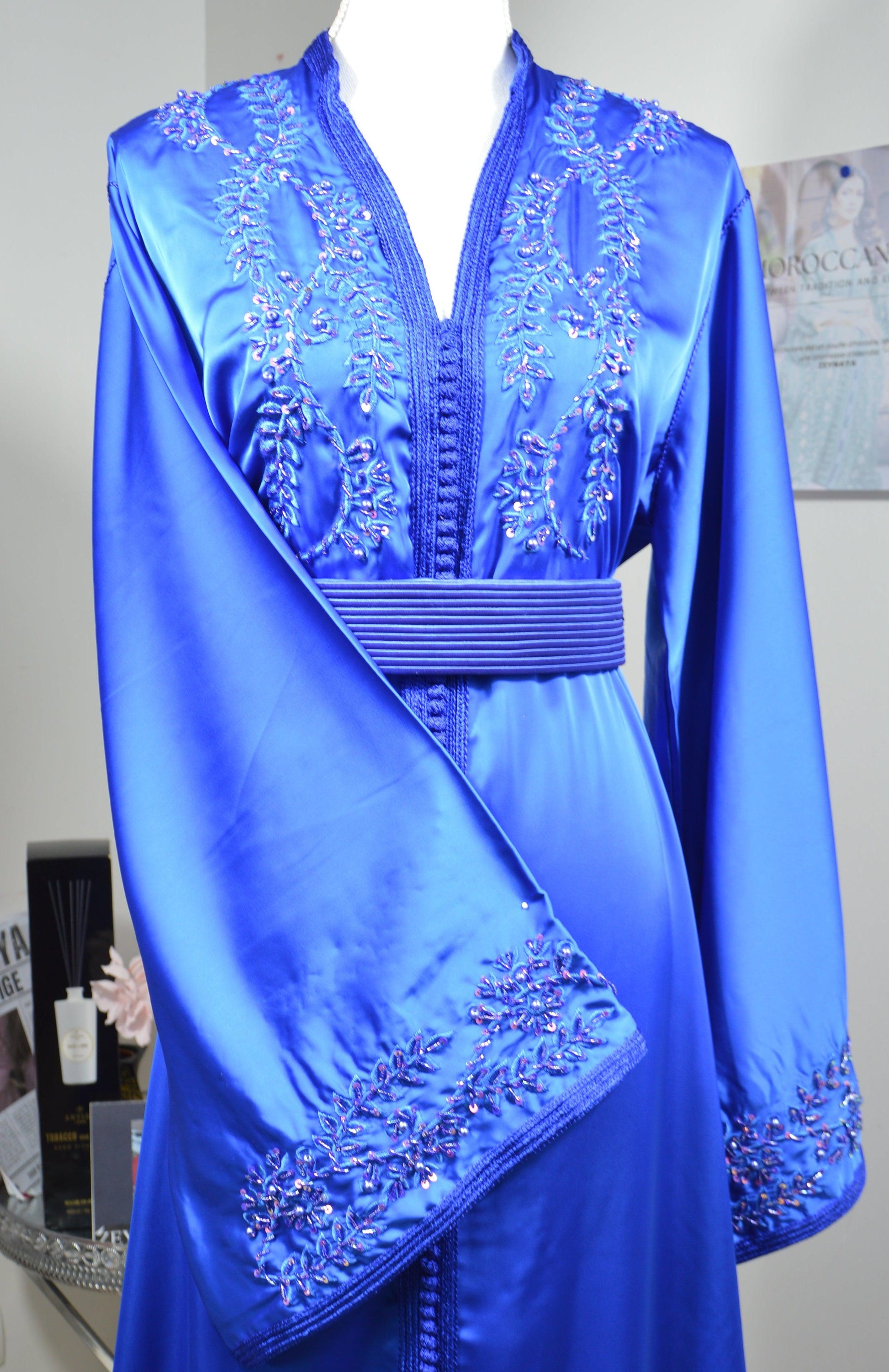 Caftan bleu roi manches évasées élégantes - détail broderie artisanale